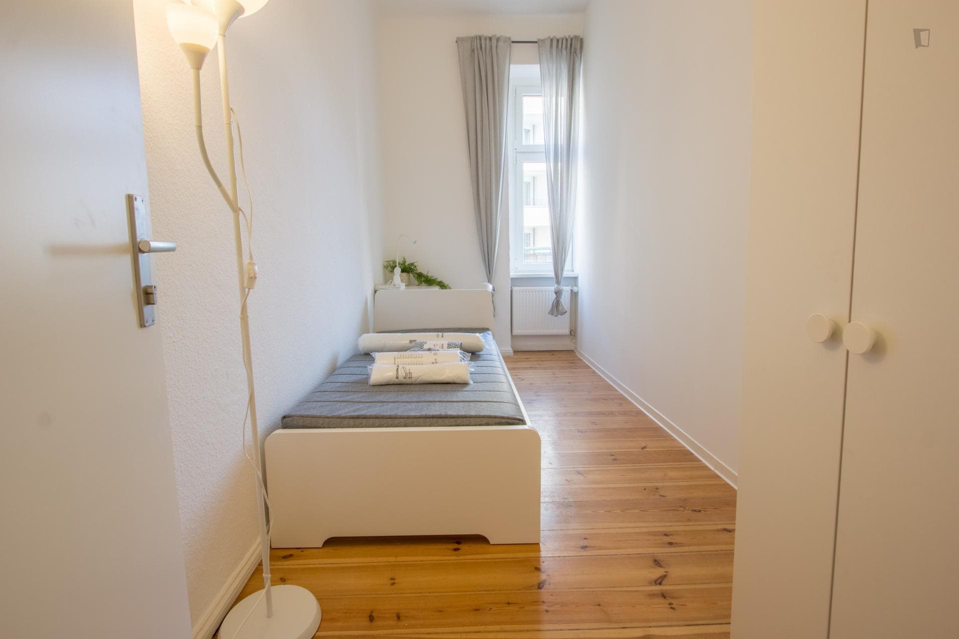 Great single bedroom in a 3 bedroom flat photo 1