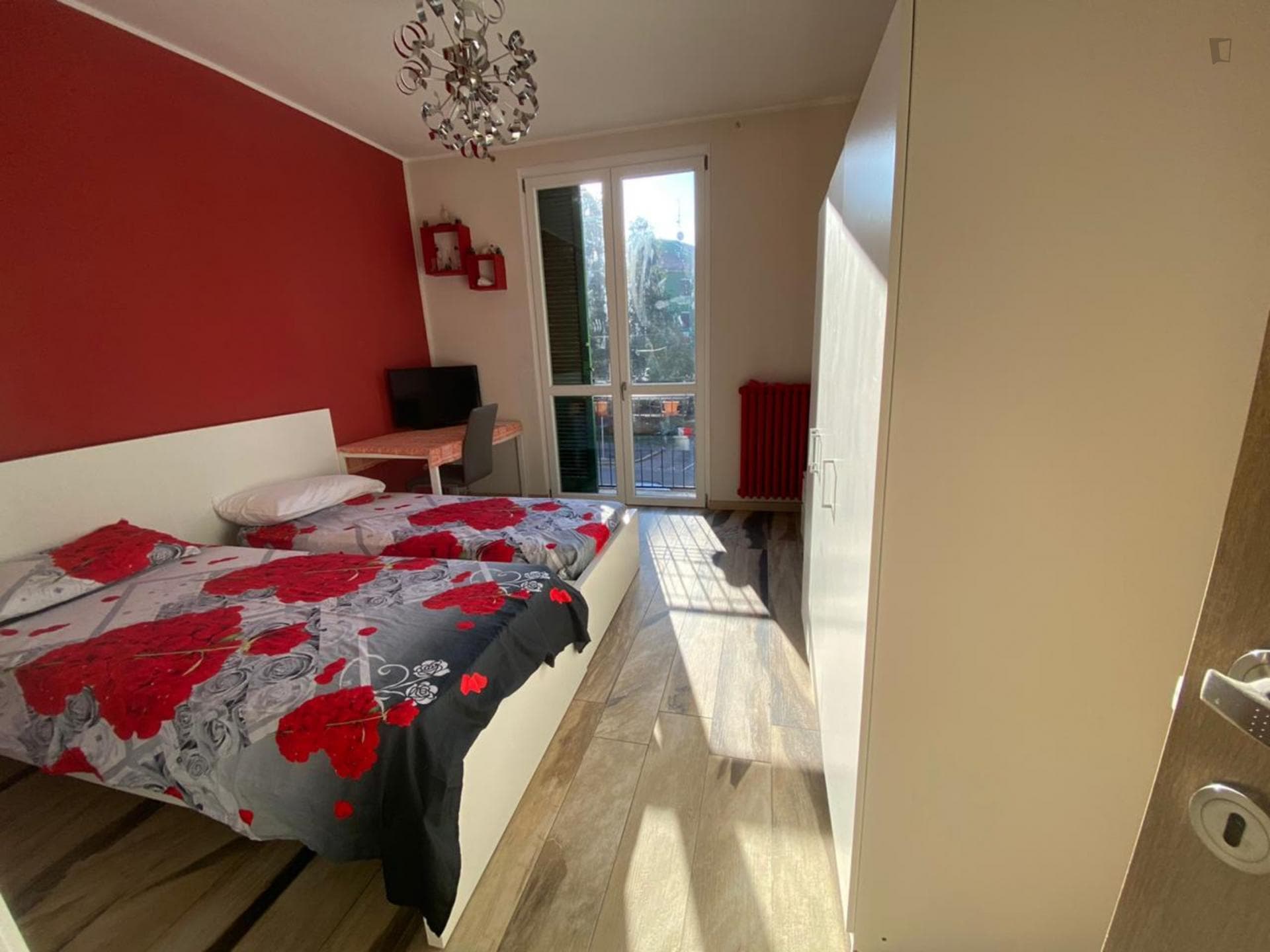 Comfortable twin bedroom with balcony in Vialba photo 1