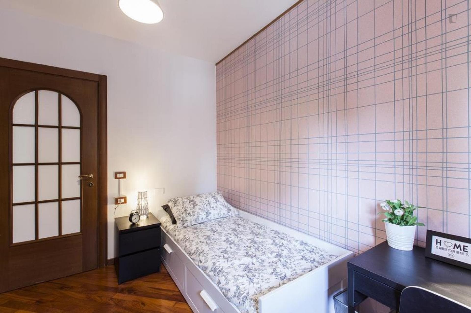 Charming single bedroom in a 5-bedroom apartment near Affori FN metro station photo 1