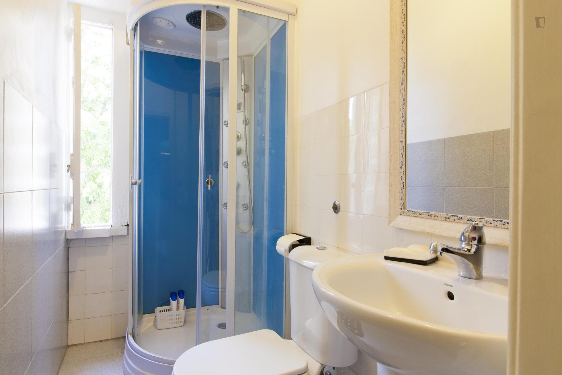 Comfortable double bedroom near Universidade Nova de Lisboa photo 1
