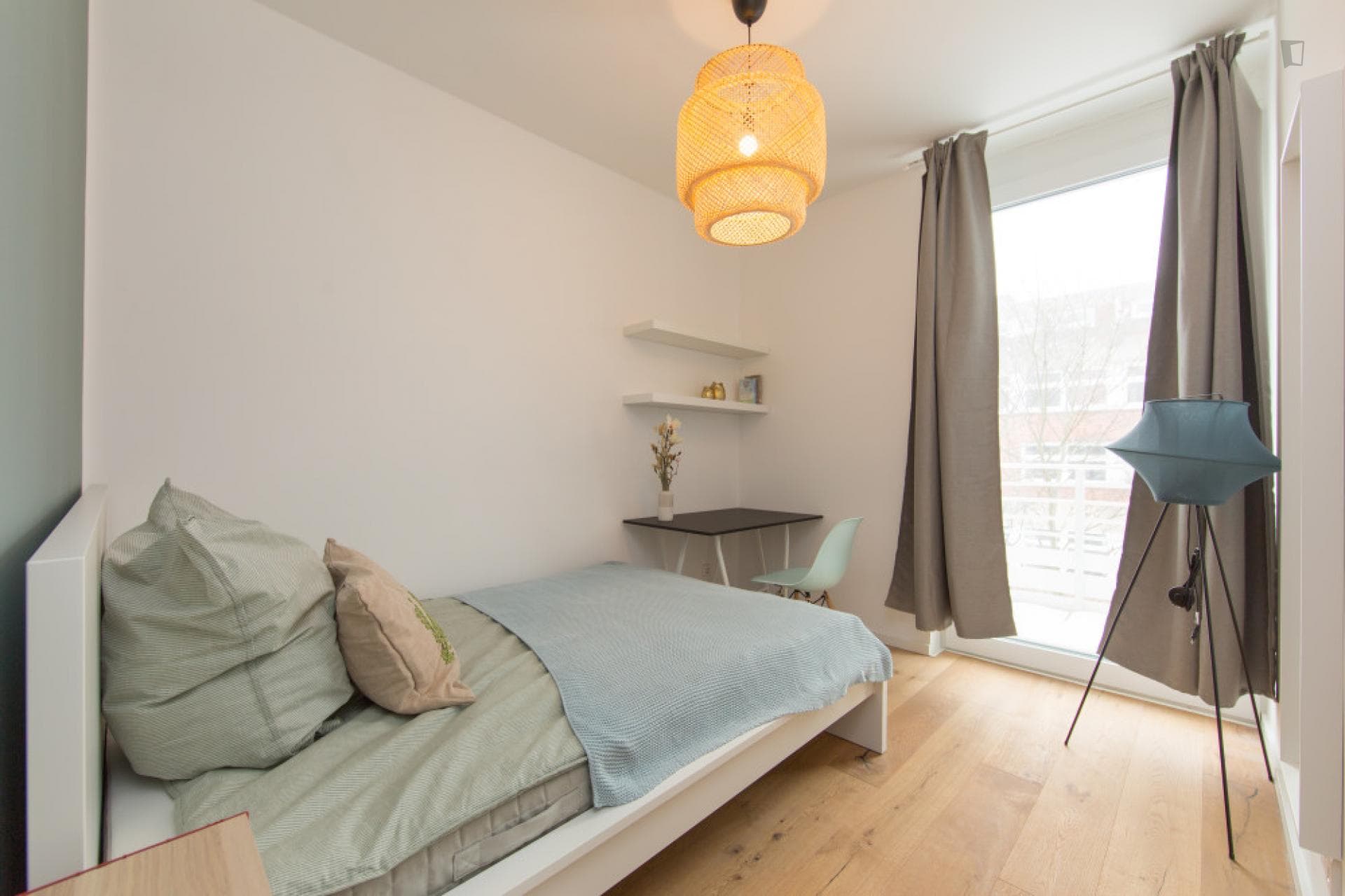 Single bedroom in 4-bedroom apartment photo 1