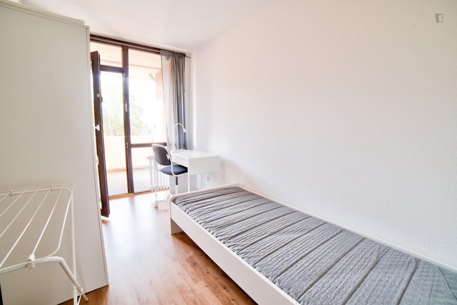 Cozy single bedroom in a 3-bedroom apartment near Elbruchstraße transport station photo 1