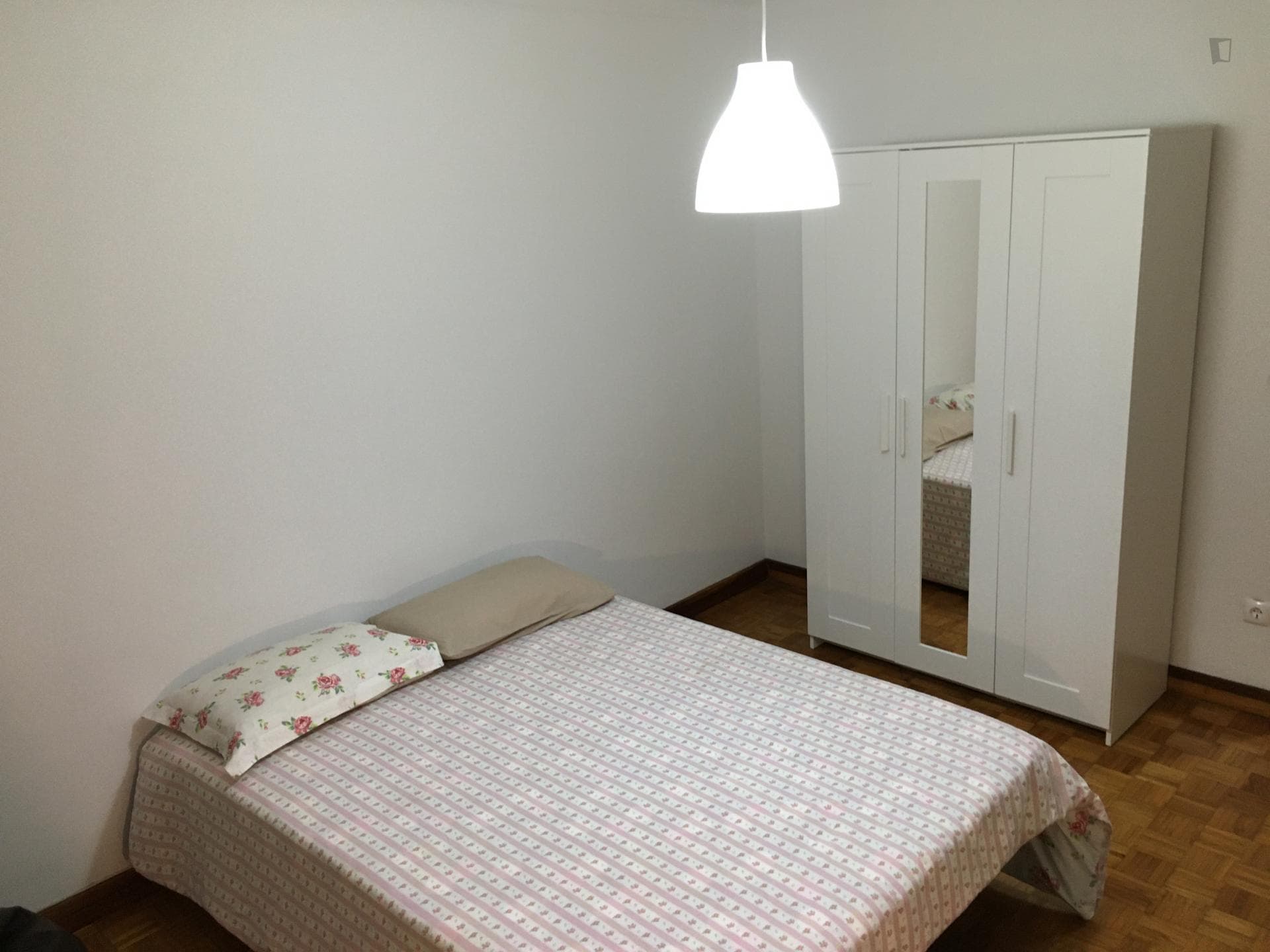 Snug double bedroom in Campanhã photo 1