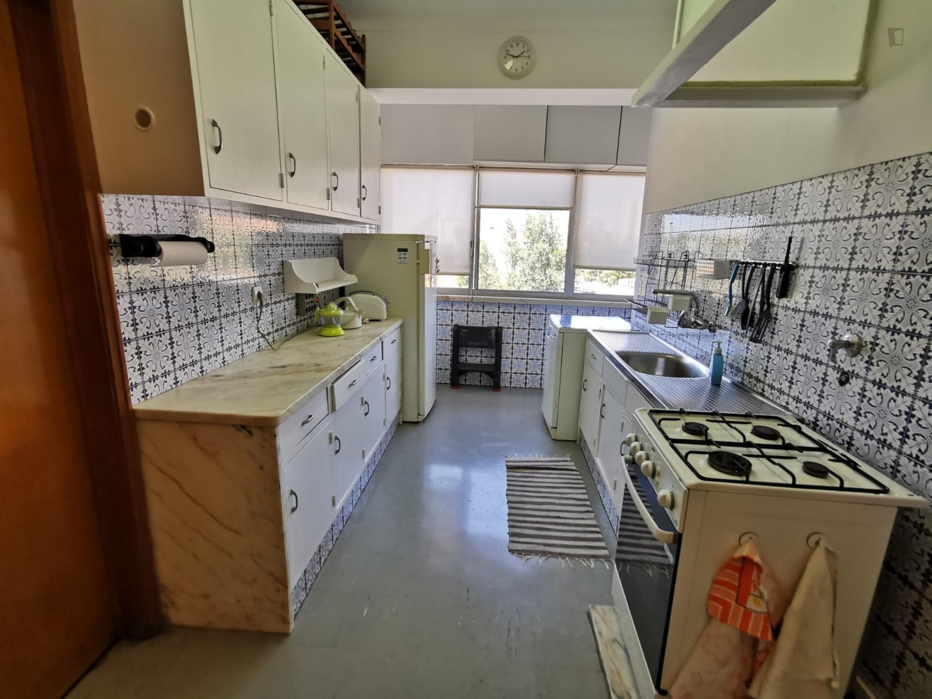 cosy single bedroom in a 4 bedrooms apartemant in Lisbon (Benfica) photo 1
