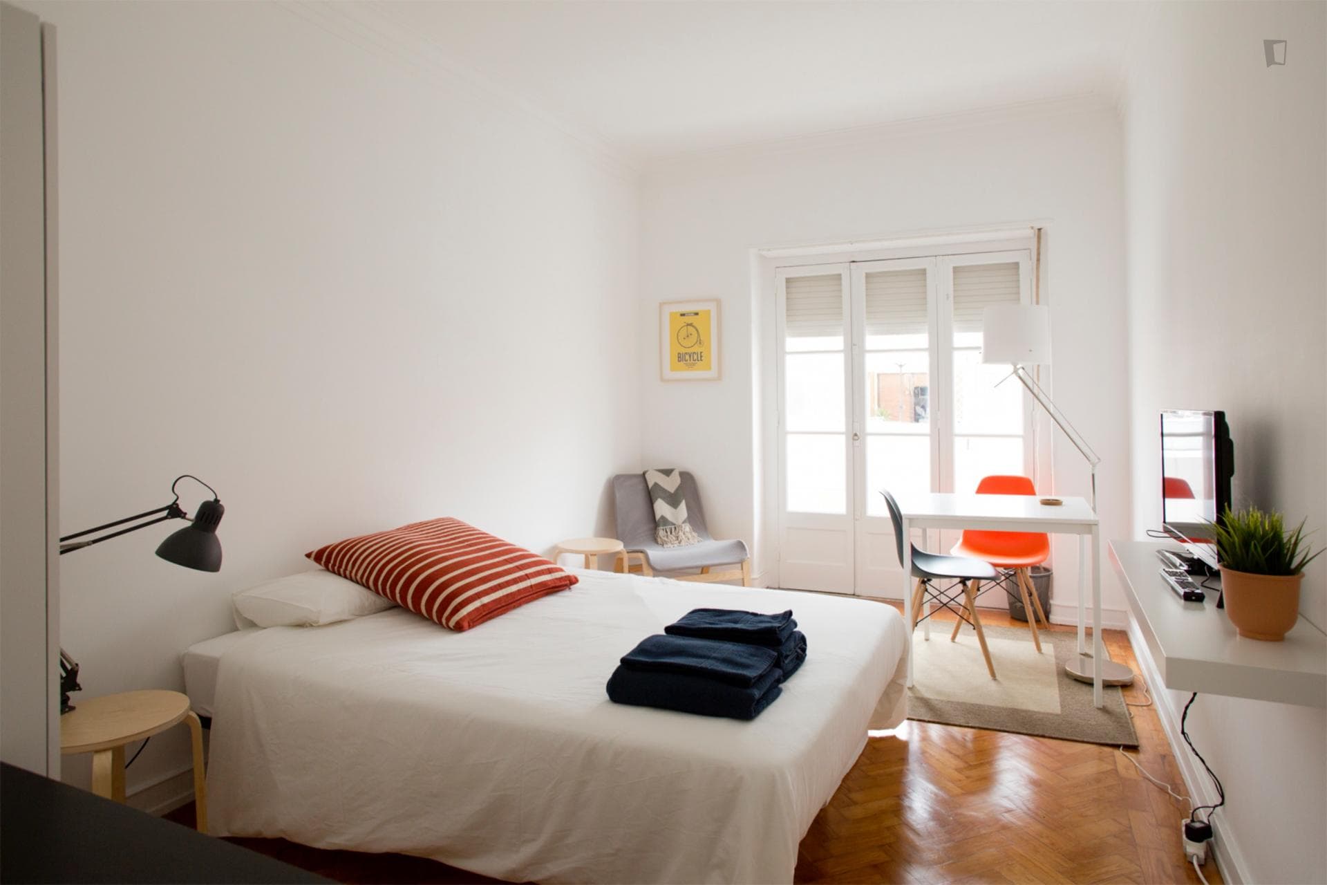 Bright double bedroom, with balcony, in 3-bedroom apartment photo 1
