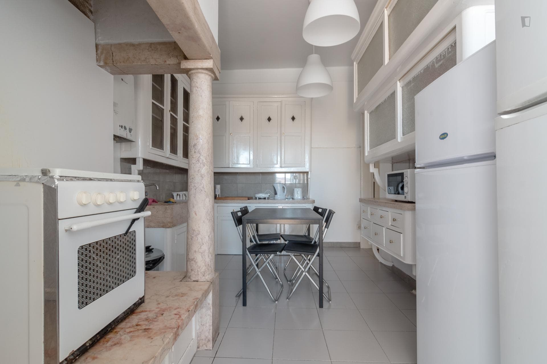 Bright double bedroom in a 7-bedroom apartment in the multicultural Anjos neighbourhood photo 1