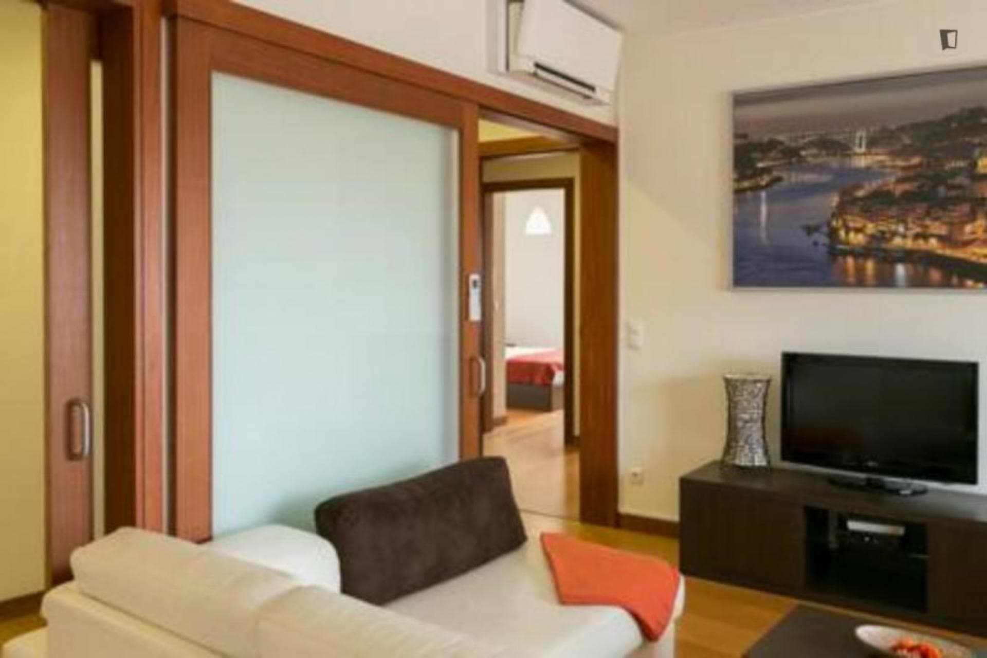 Metro and Garage - Modern and spacious 3-bedroom apartment photo 1