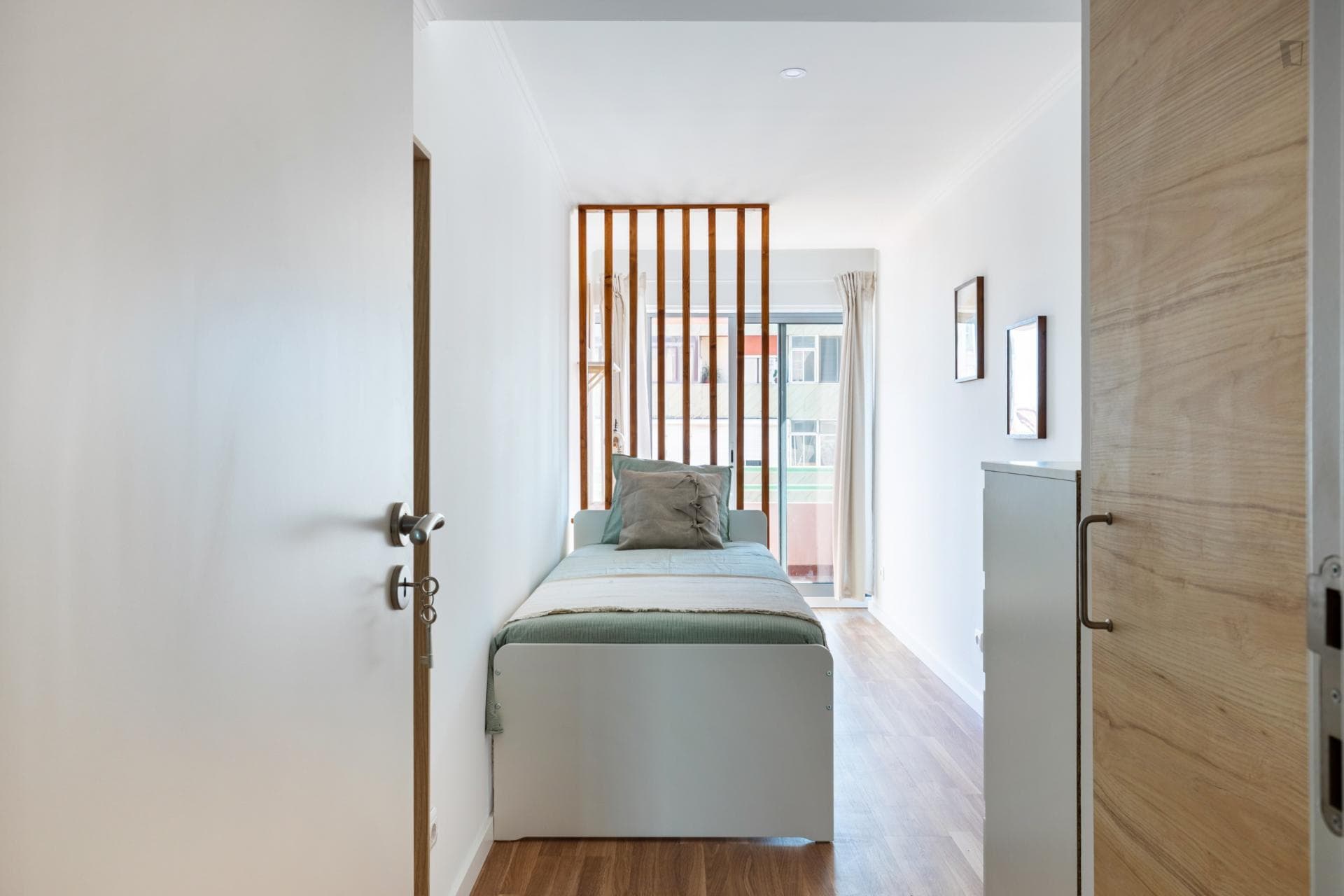 Charming twin bedroom in Olaias - Room 2 photo 1