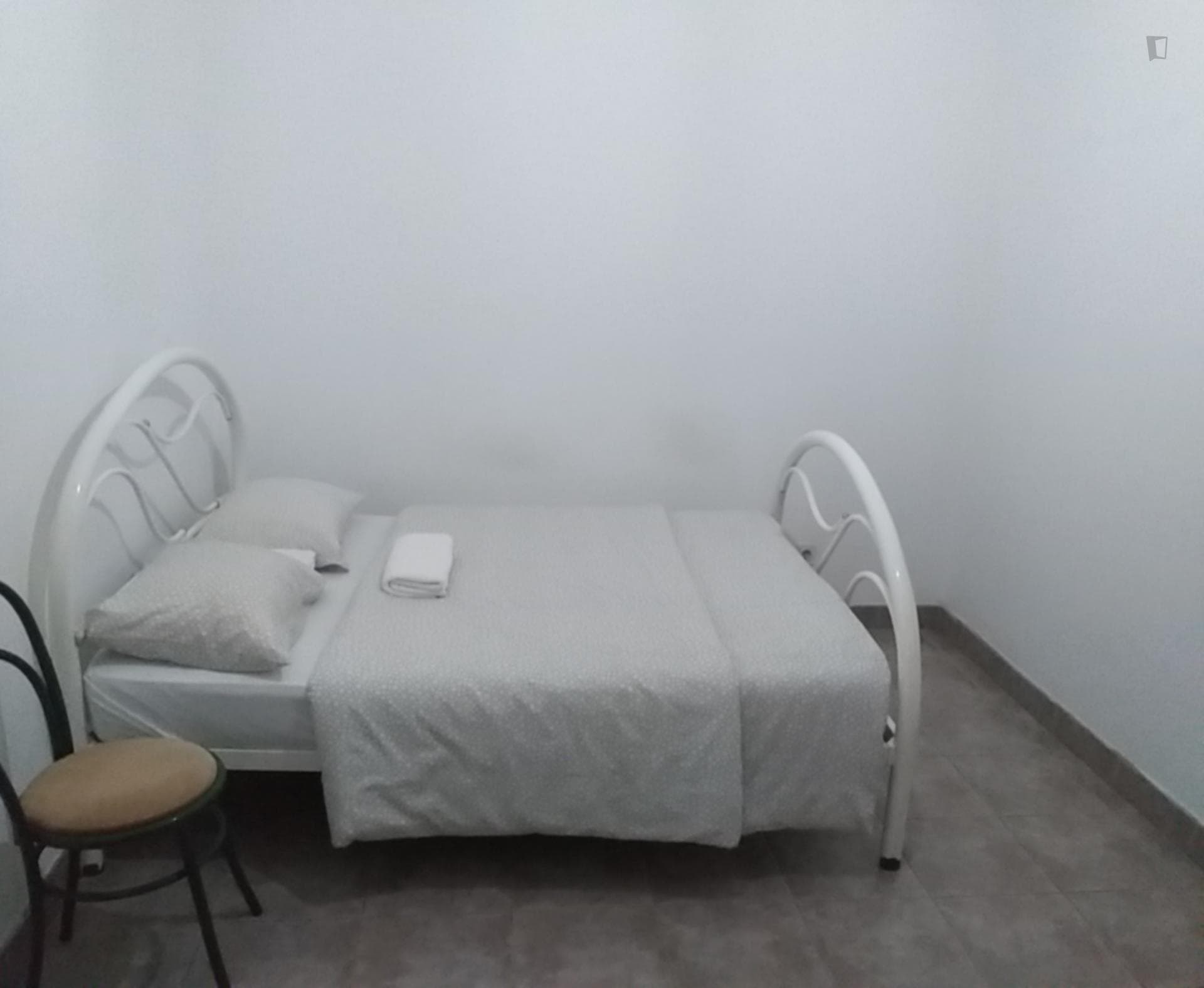 Sweet double bedroom in 8 rooms house in Setúbal photo 1