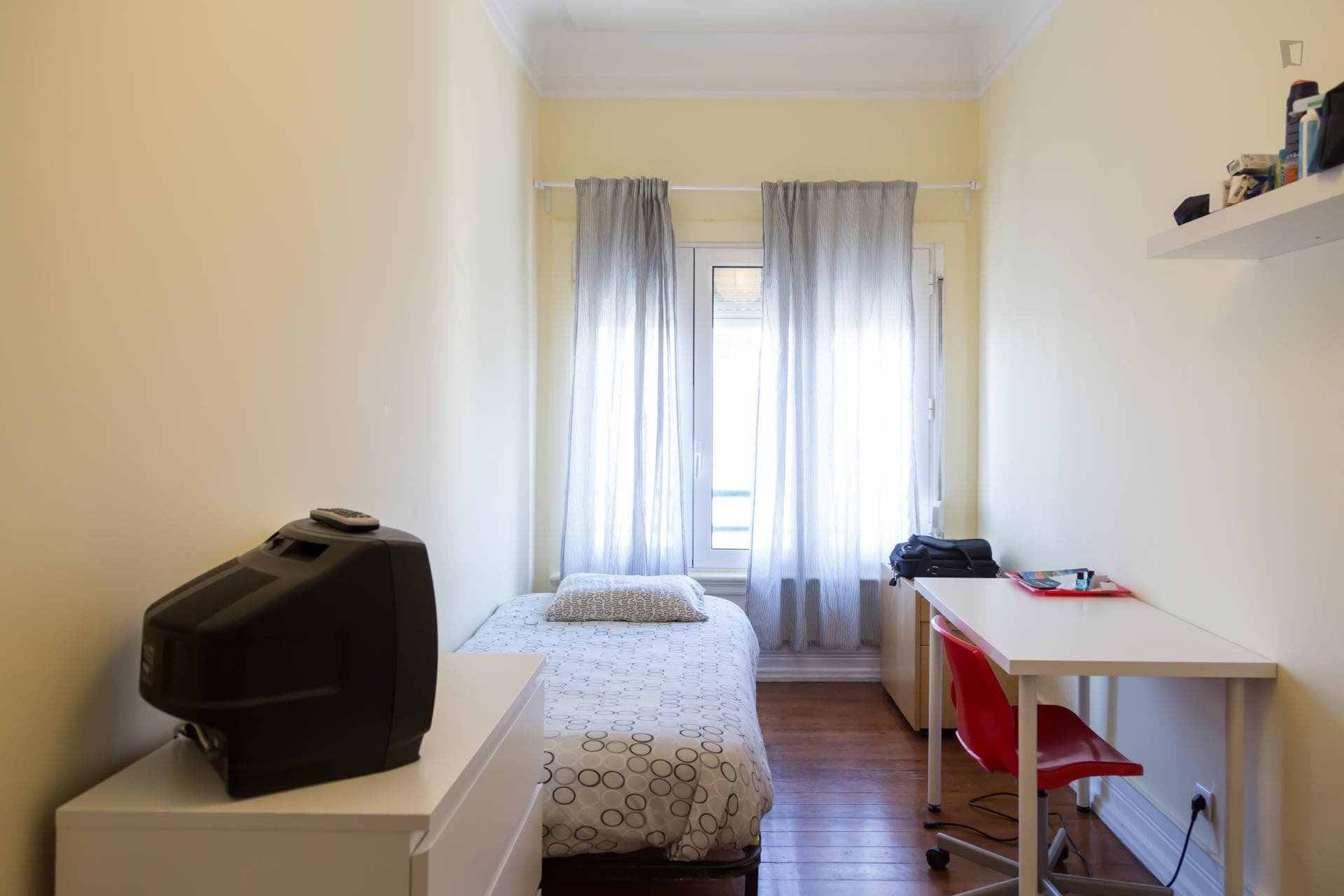 Fresh single bedroom in a 7-bedroom flat near Areeiro metro station photo 1