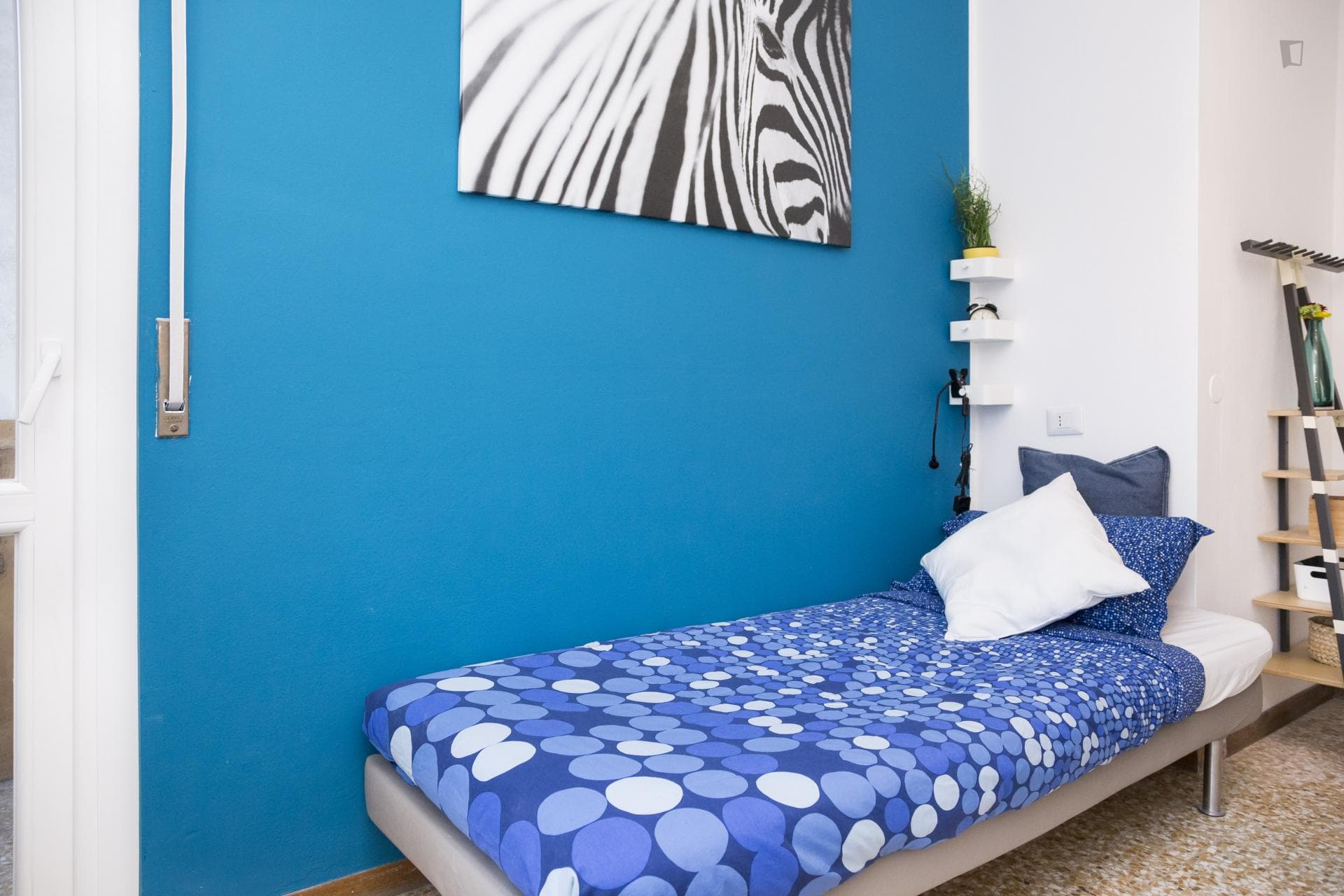 Single bedroom in a 5-bedroom apartment in Milan photo 1