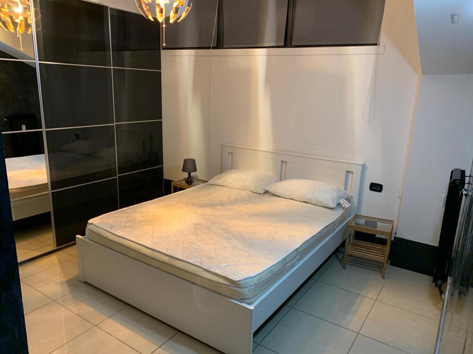 Double ensuite bedroom in a 3-bedroom apartment near Rovereto metro station photo 1