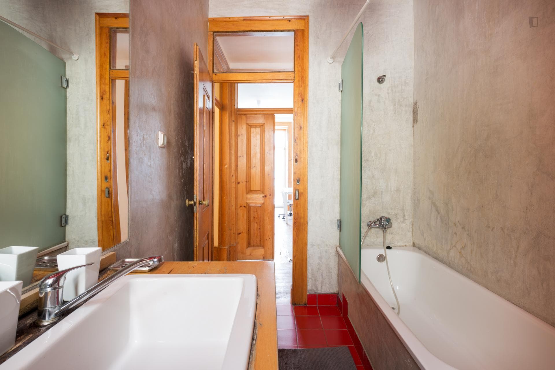 Single bedroom in a 4-bedroom apartment in trendy Santa Apolónia photo 1
