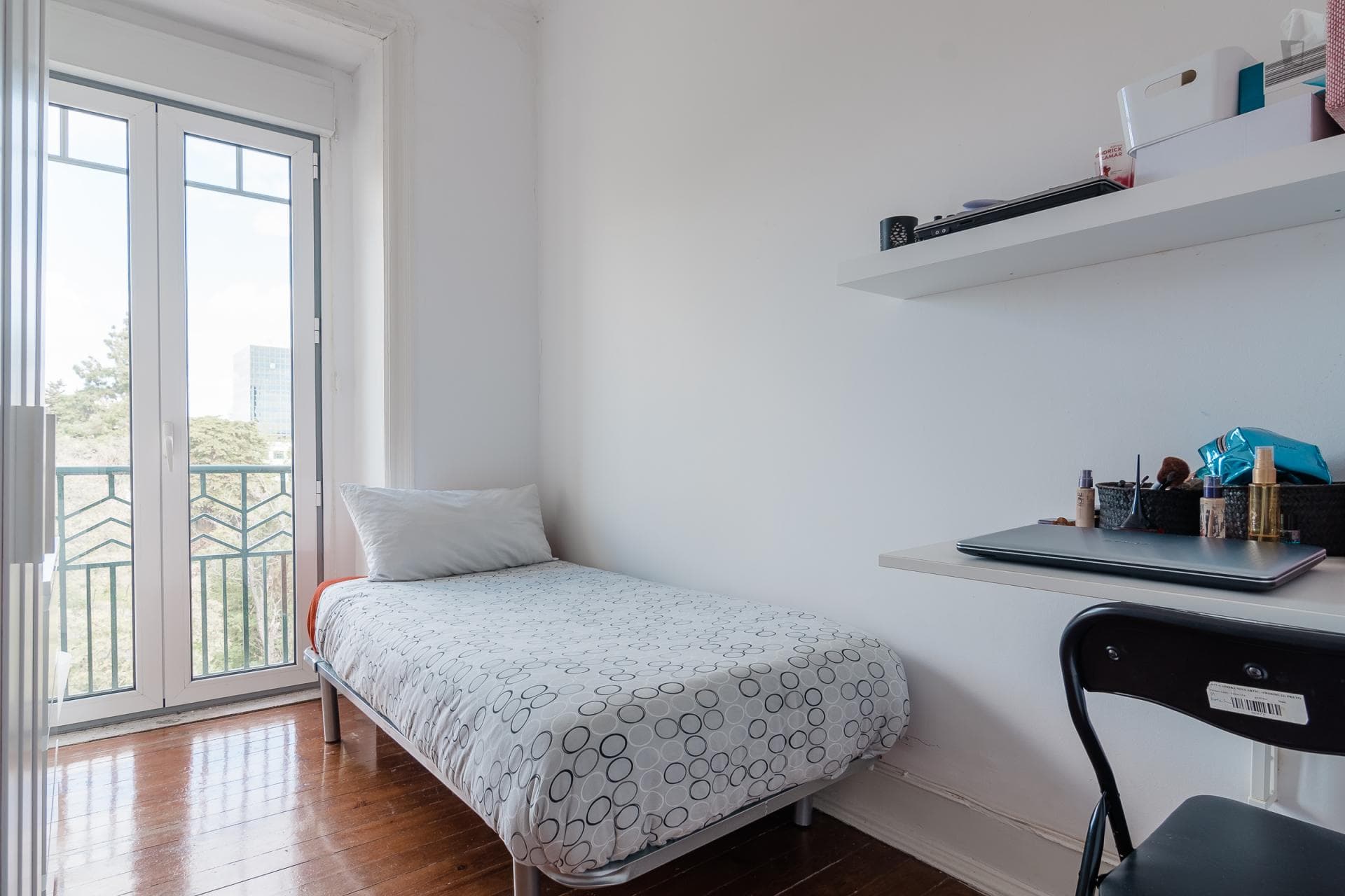 Single bedroom in 6-bedroom apartment very close to IST photo 1