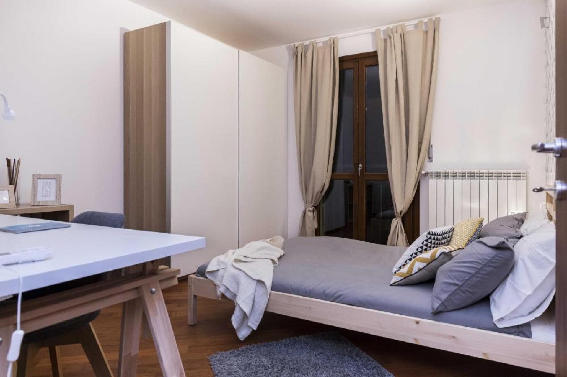 Charming double bedroom in a 3-bedroom apartment near Corvetto metro station photo 1