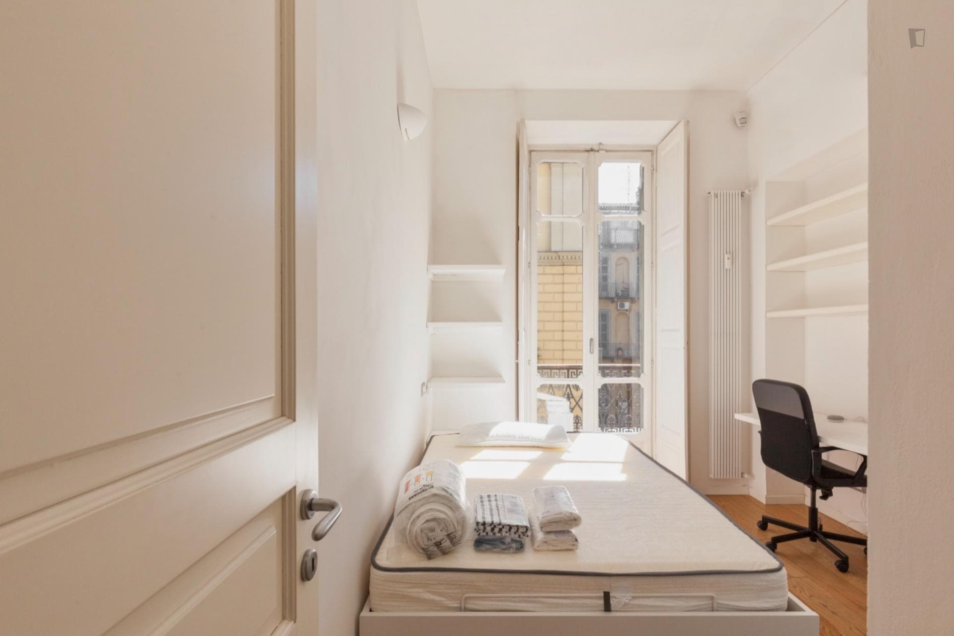 Single bedroom in a 5-bedroom apartment near Porta Nuova metro station photo 1