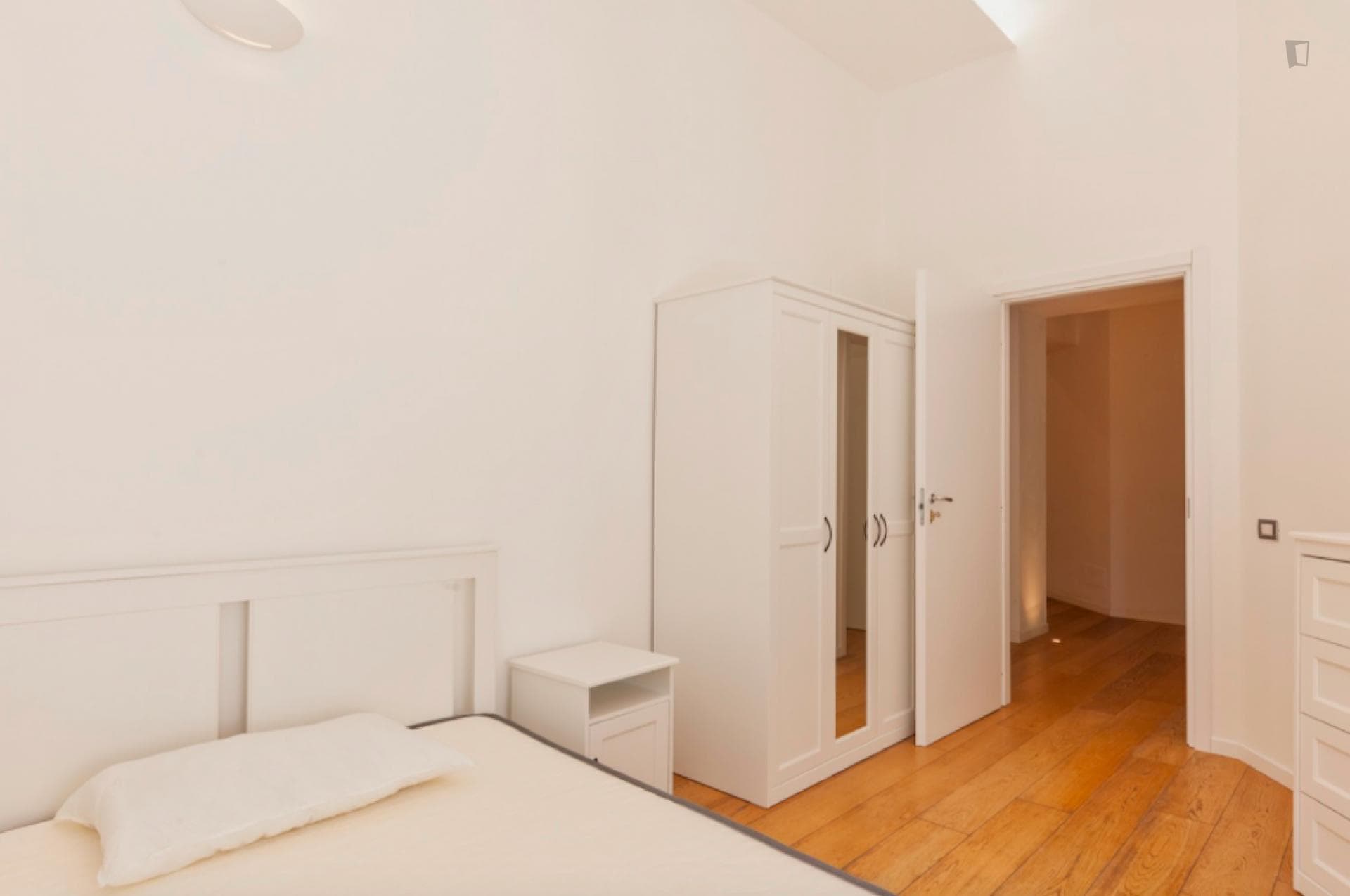 Double bedroom in a 5-bedroom apartment near Porta Nuova metro station photo 1