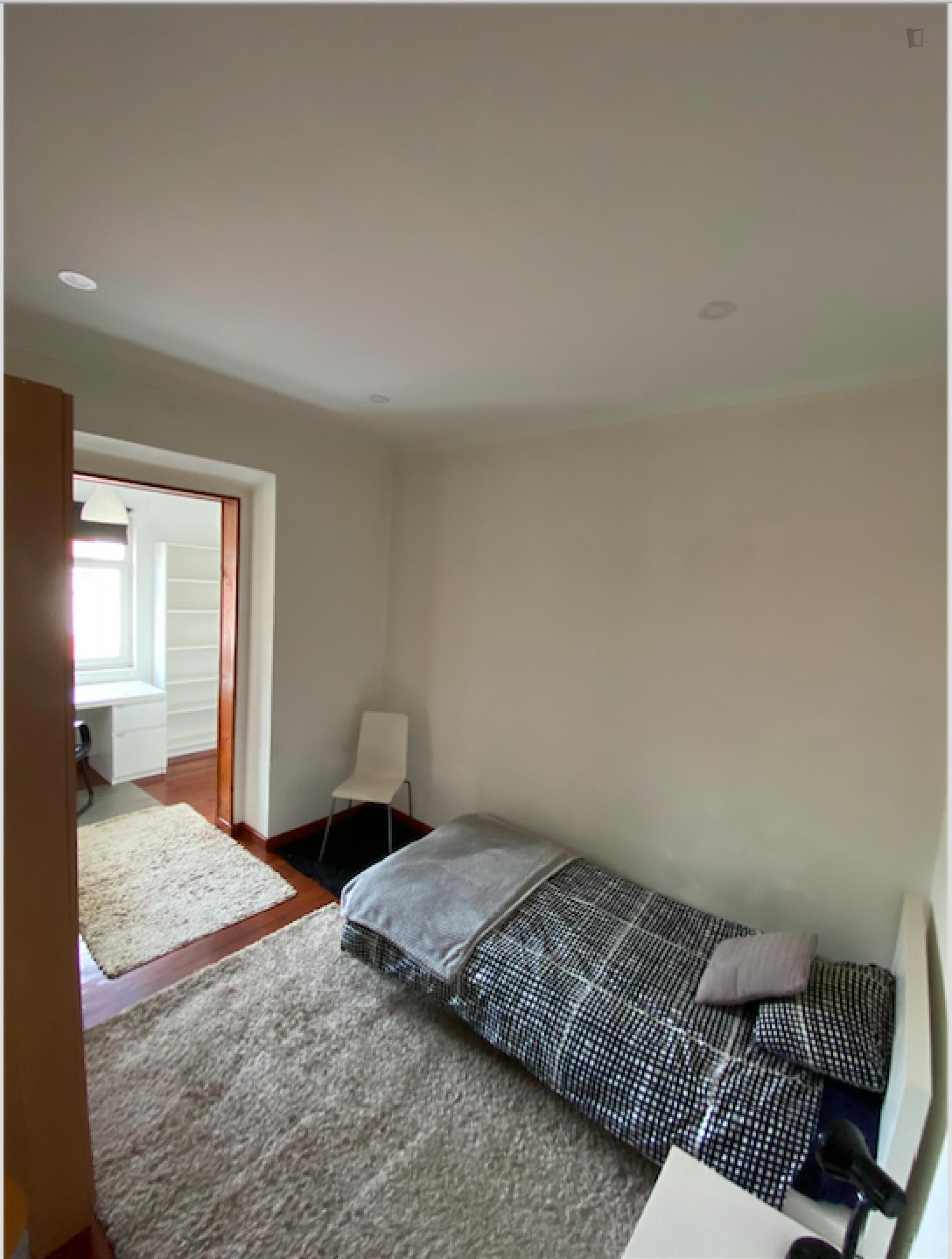Single bedroom in a 3-bedroom apartment next to Instituto Superior Técnico photo 1