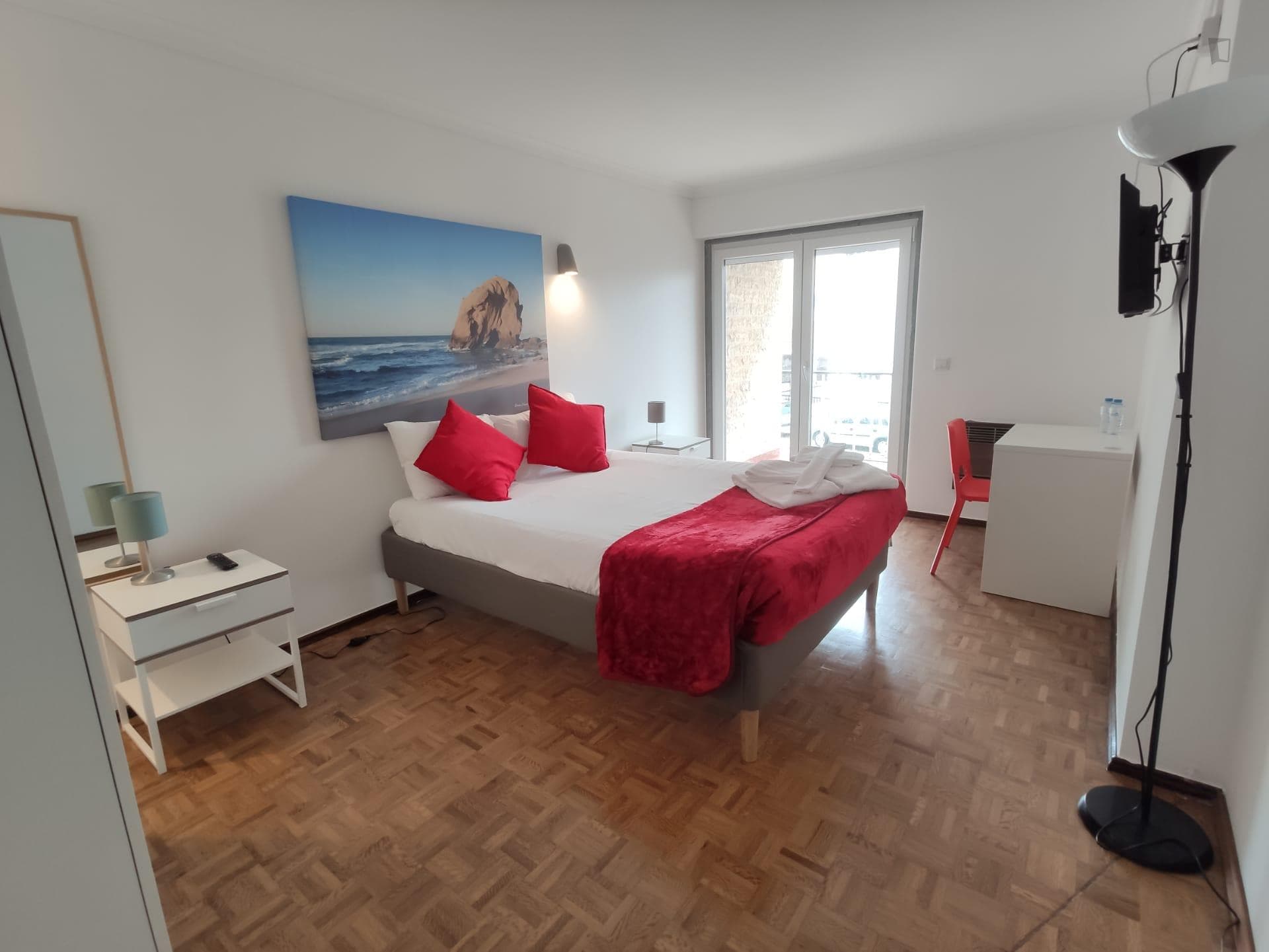 Large double bedroom near NOVA SBE, Cascais photo 1