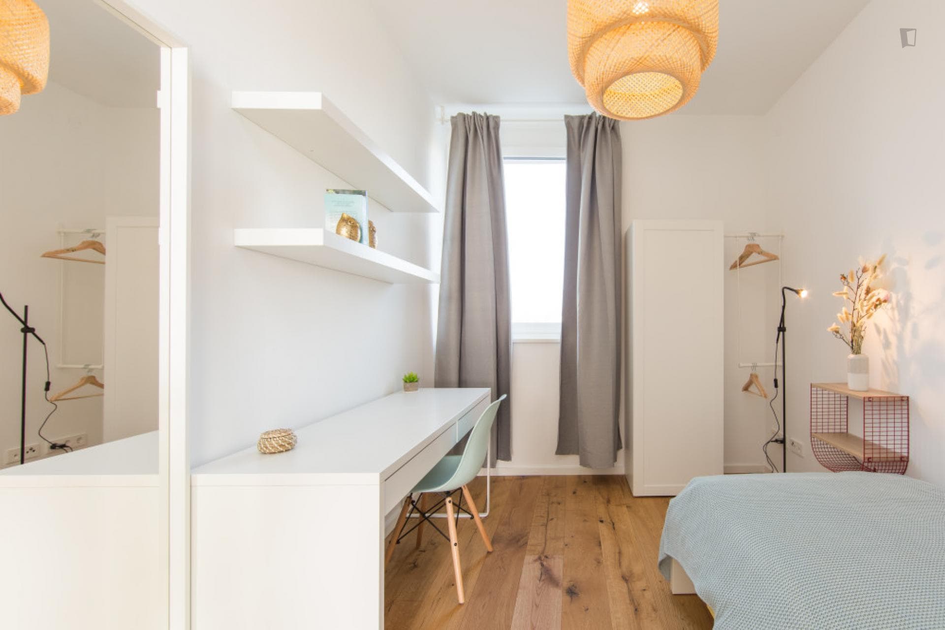 Single bedroom in 6-bedroom apartment photo 1