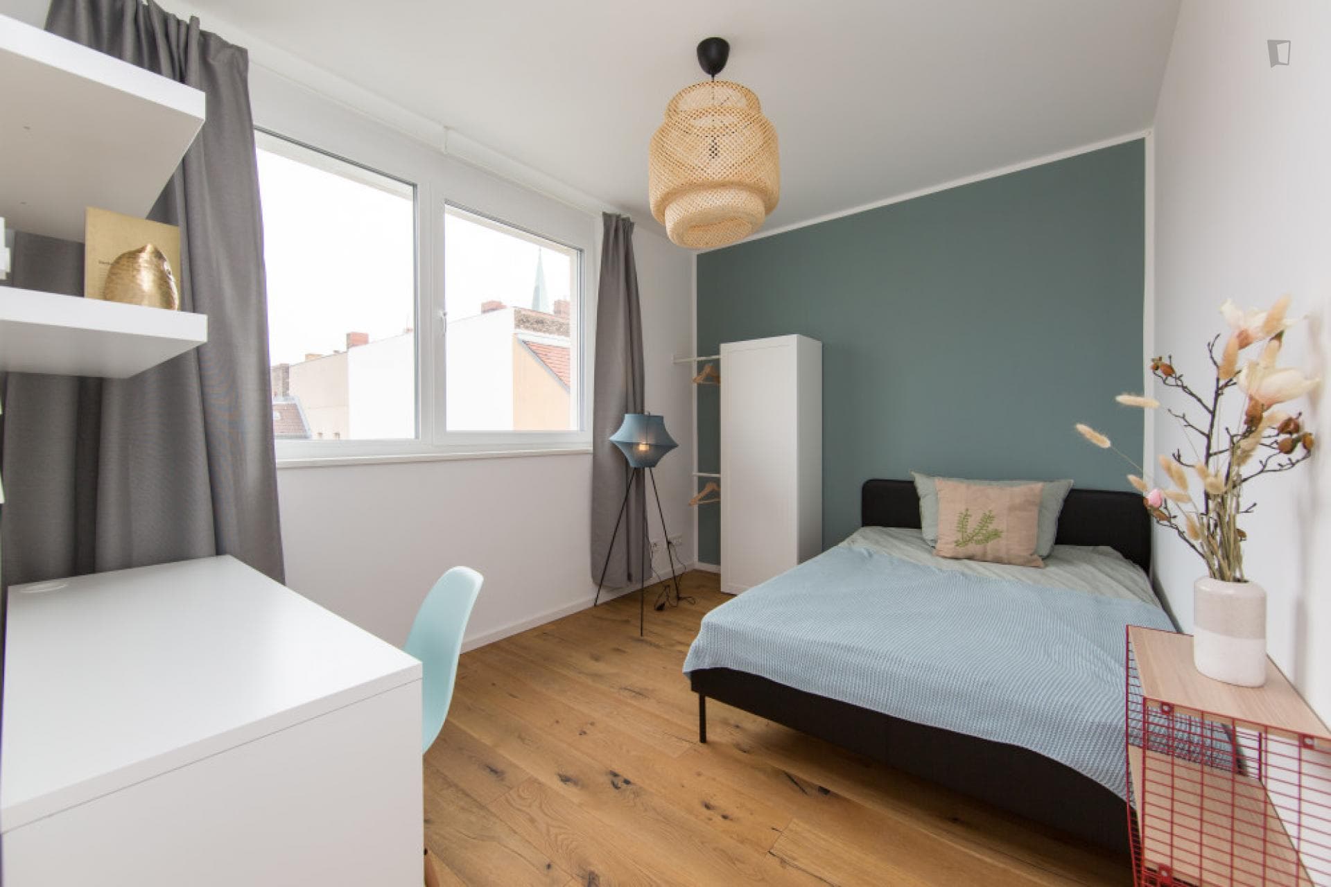 Double bedroom in 4-bedroom apartment photo 1