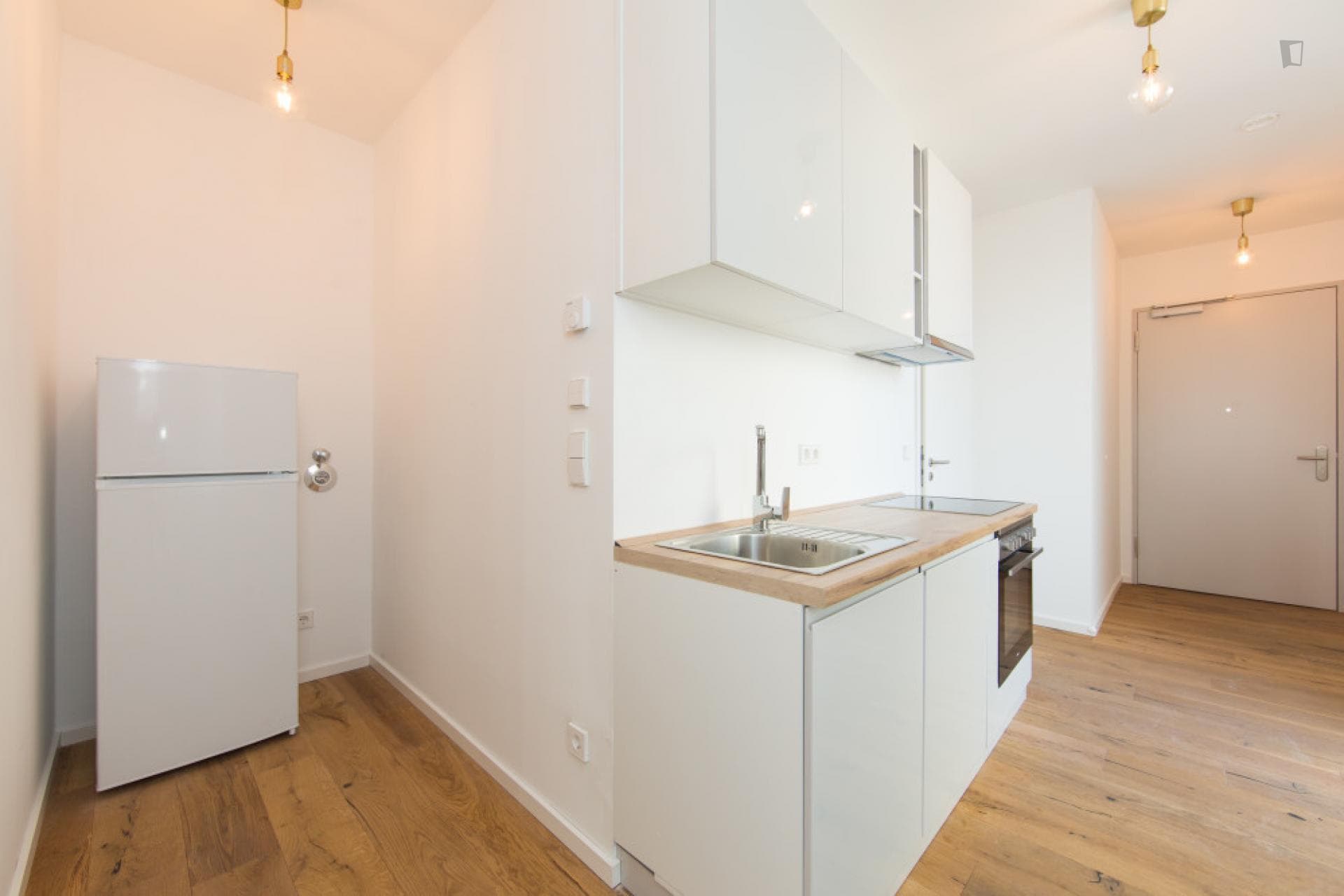Double bedroom, with balcony, in 3-bedroom apartment photo 1