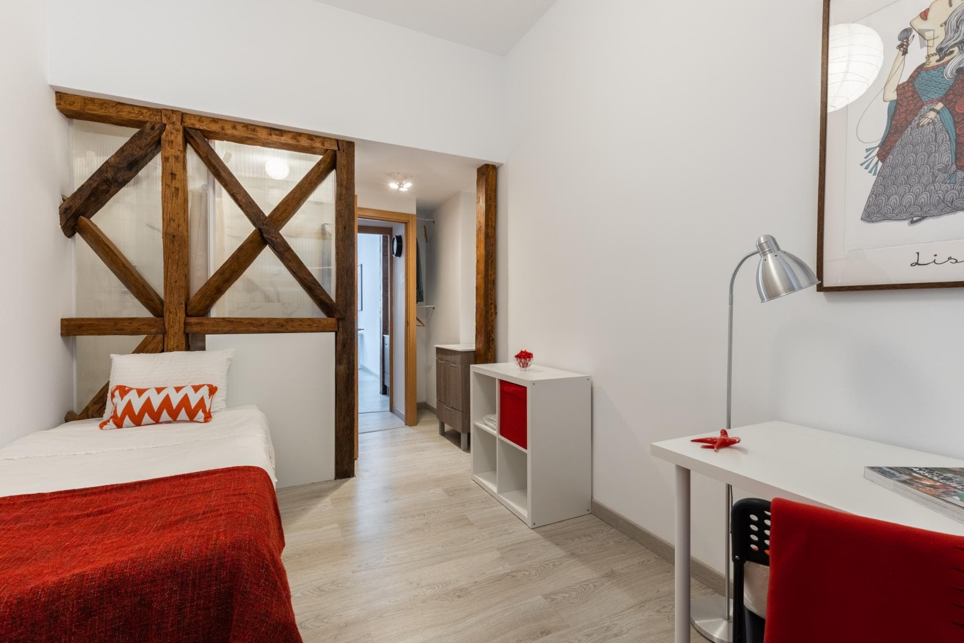 Single ensuite bedroom downtown photo 1