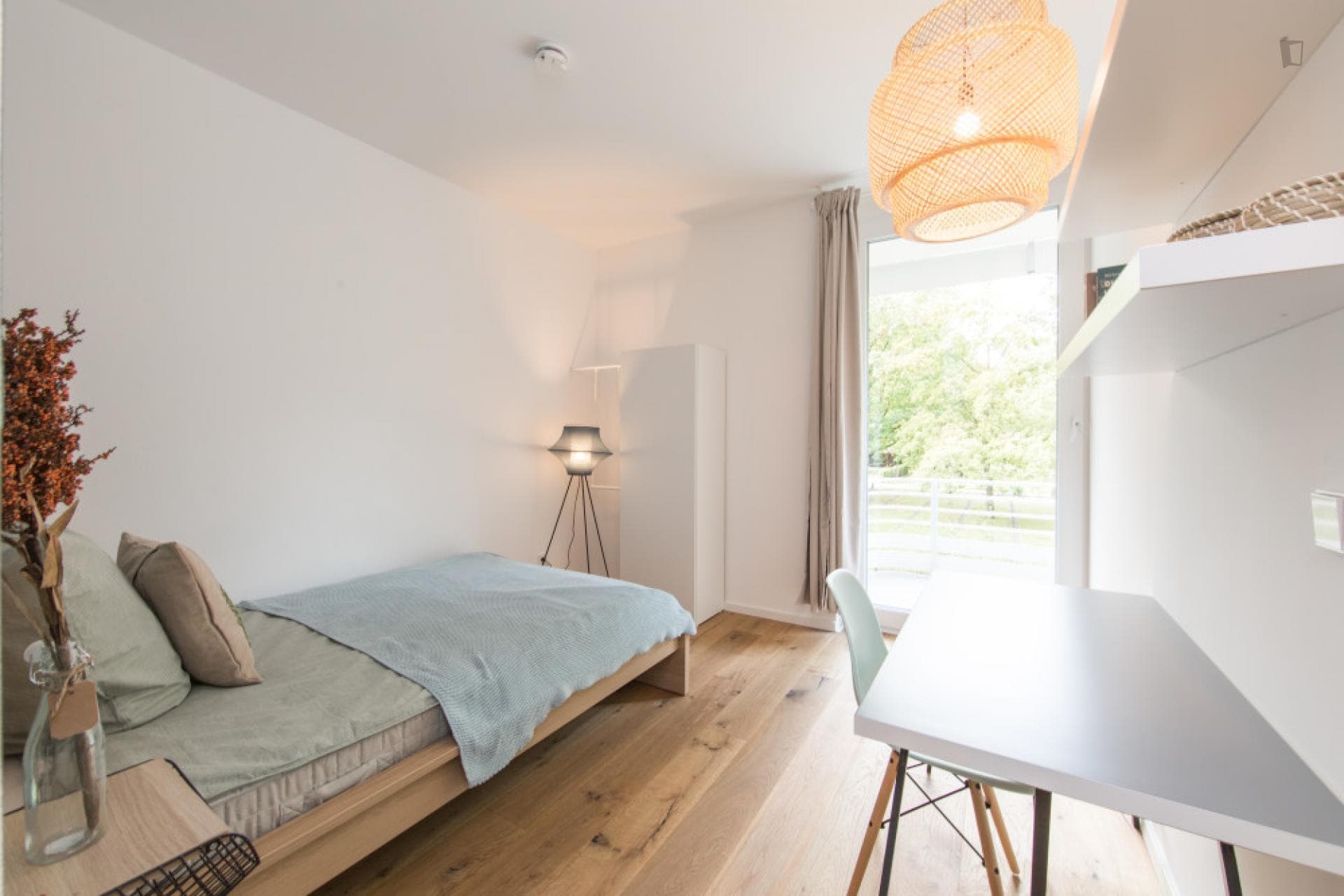 Single bedroom, with balcony, in 3-bedroom apartment photo 1