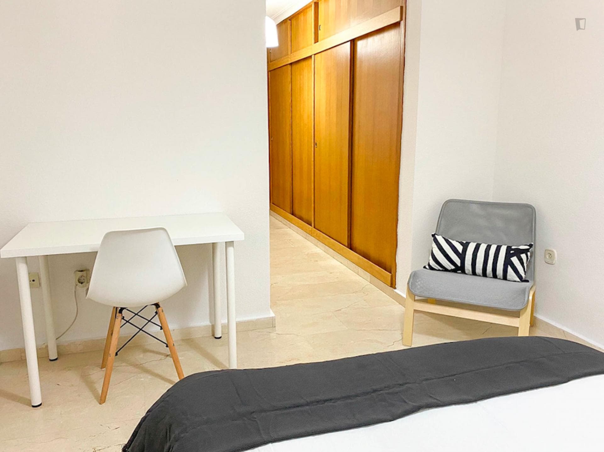 Double ensuite bedroom in a 3-bedroom apartment near Castell de la Santa Bàrbara photo 1