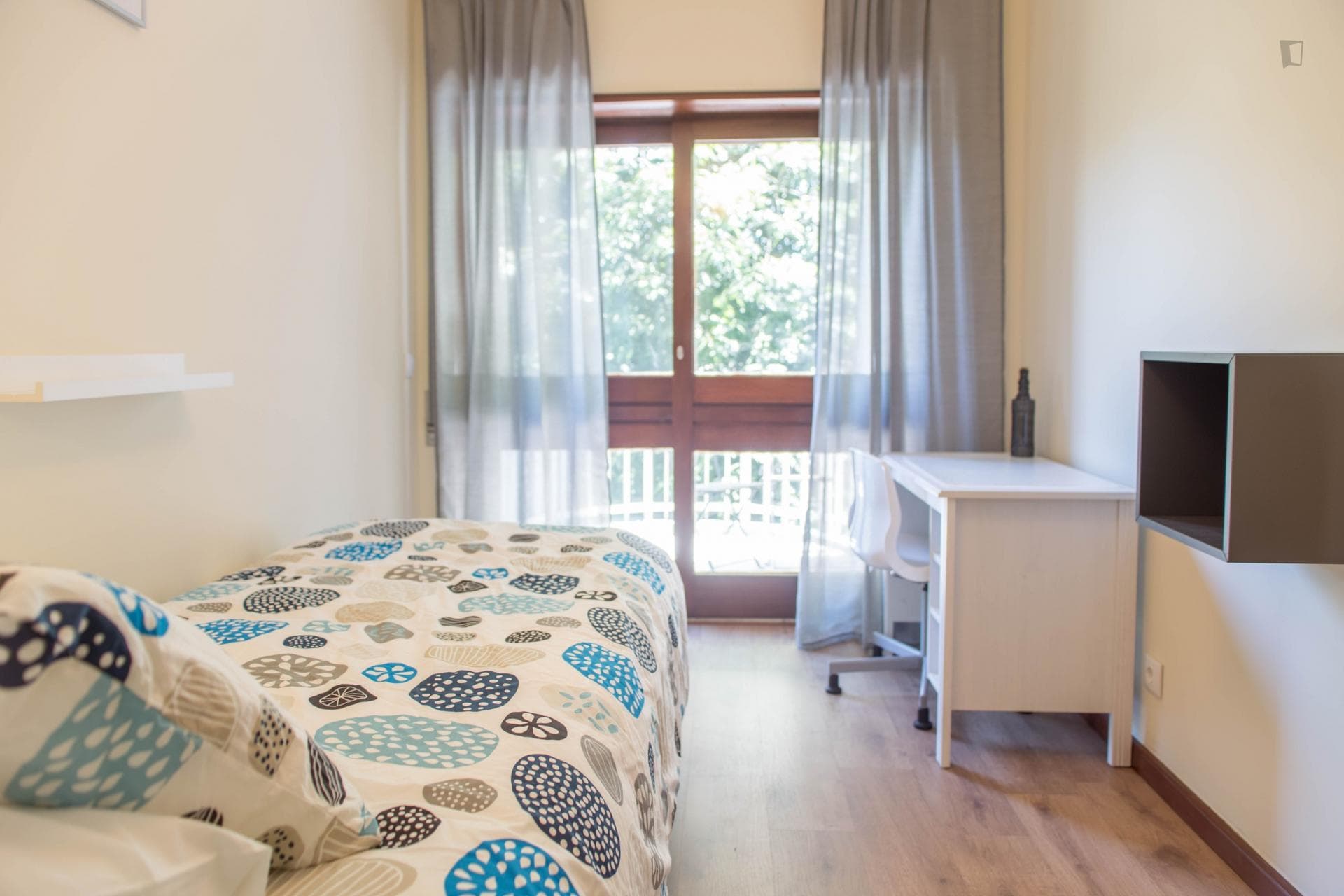 Single room with a balcony in Paranhos photo 1
