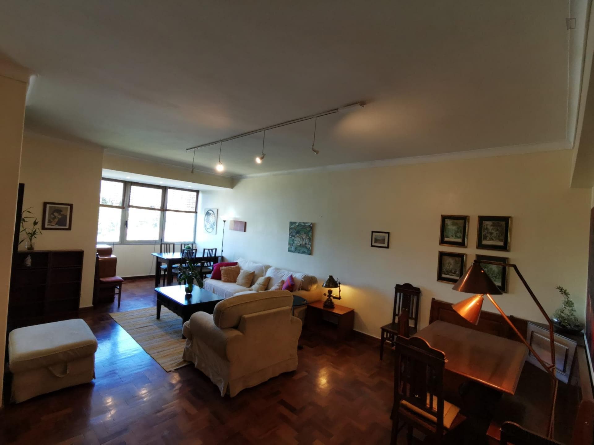 Single bedroom in 4-bedroom apartment photo 1