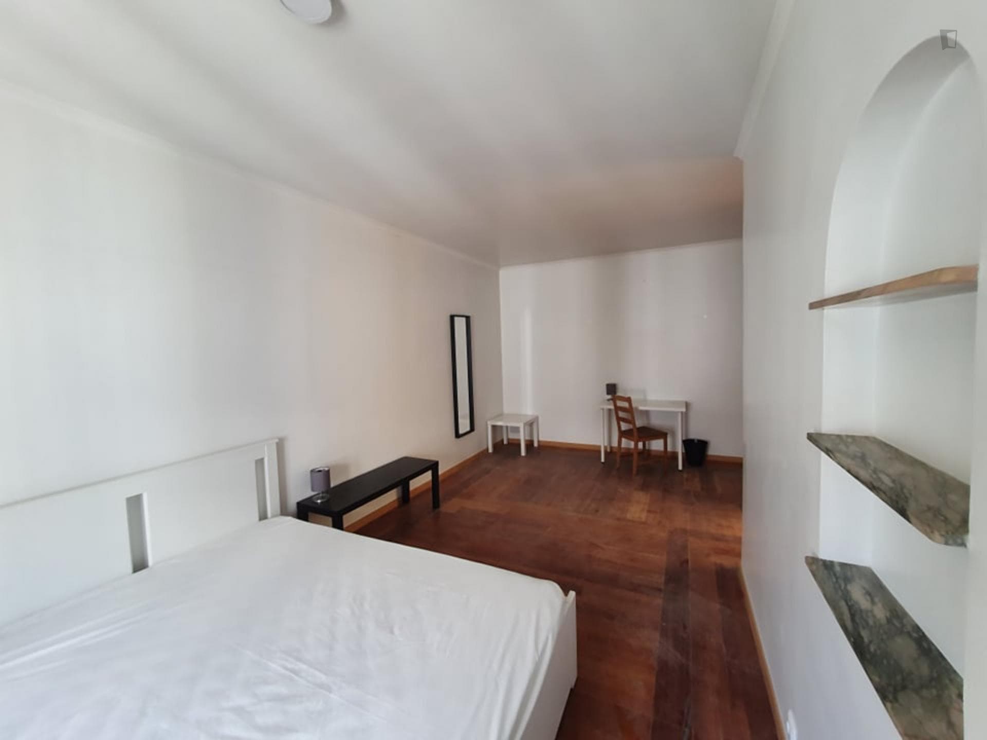 Lovely double bedroom in a 5-bedroom apartment near Anjos metro station photo 1