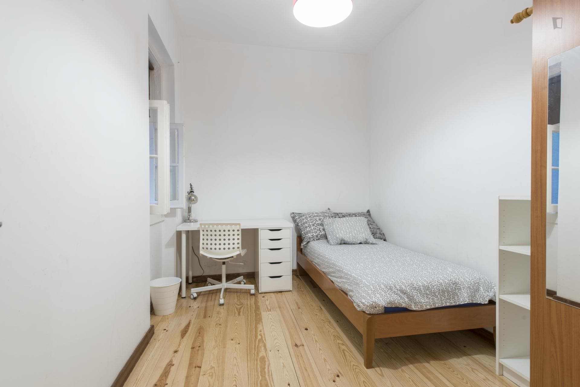 Inviting single bedroom near the Praça de Espanha metro photo 1