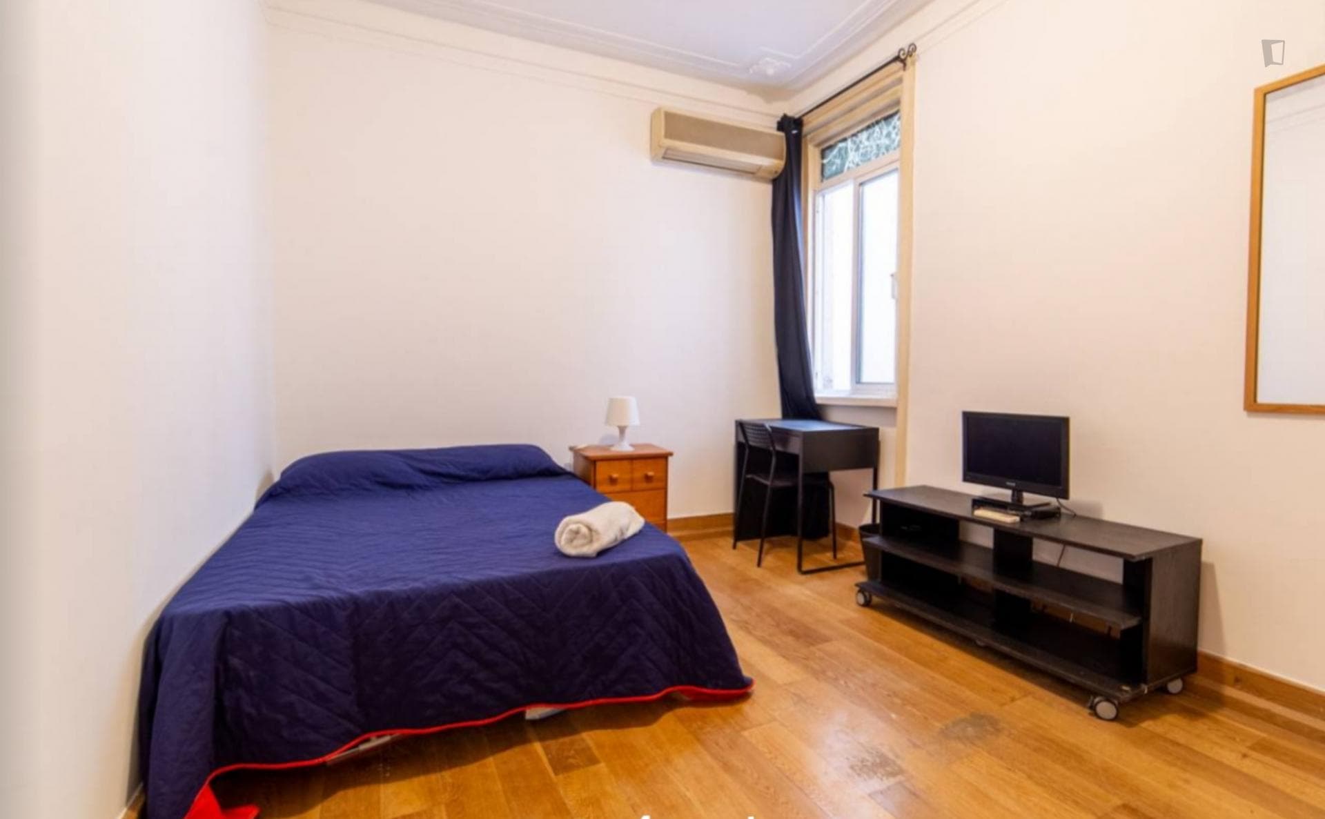 Private bedroom in 6-bedroom apartment, near Instituto Superior Técnico with A/C photo 1