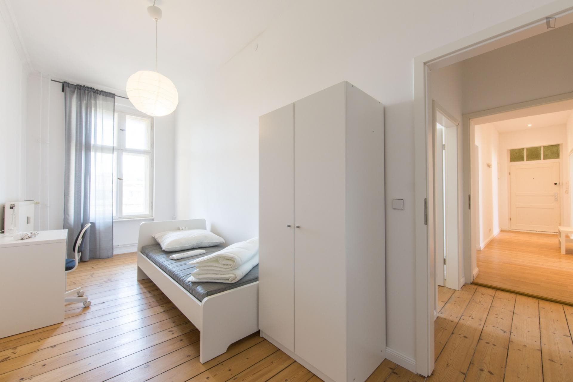 Cozy single bedroom in a 4-bedroom apartment near U Vinetastr. transport station photo 1