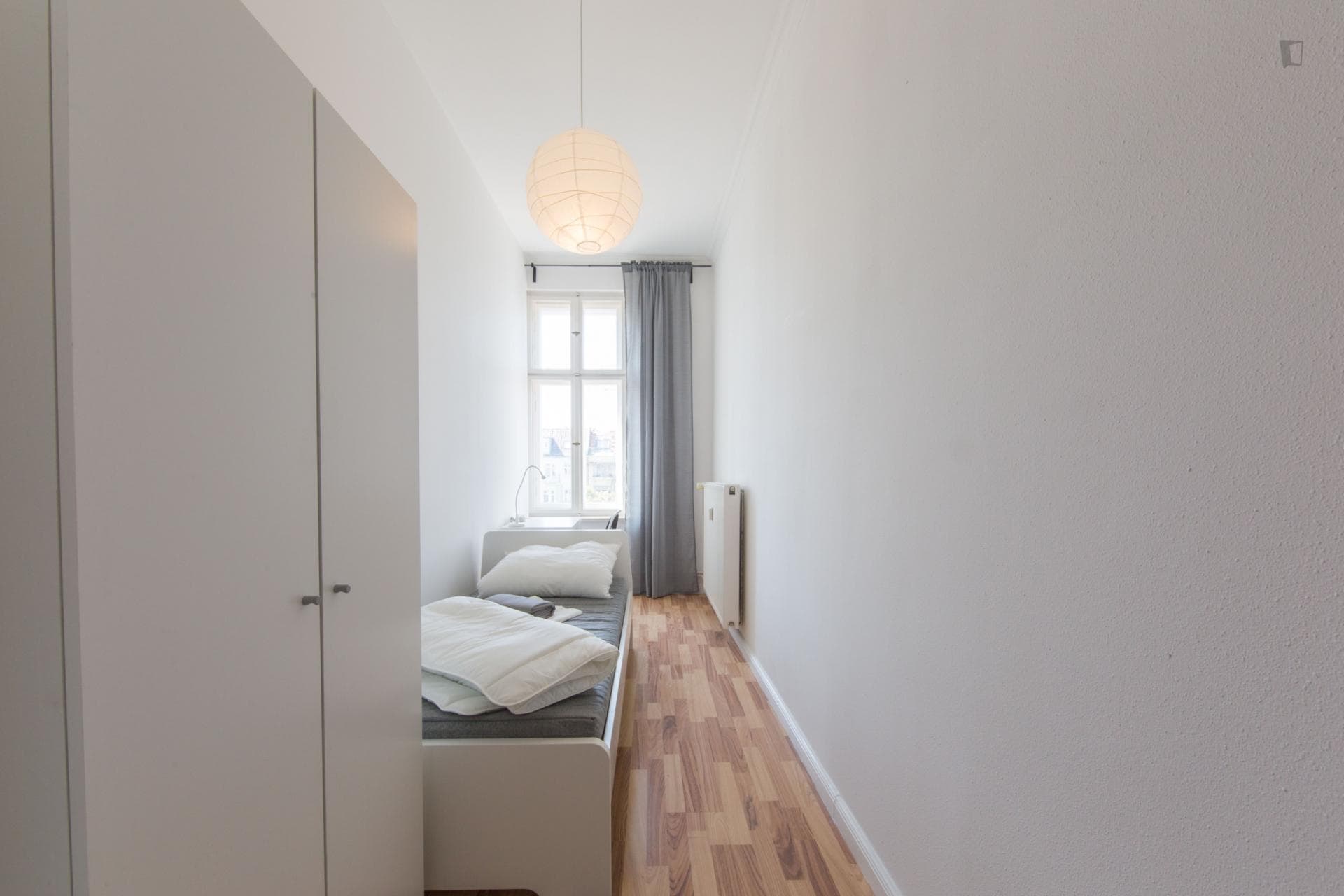 Lovely single bedroom in a 4-bedroom apartment near U Vinetastr. transport station photo 1