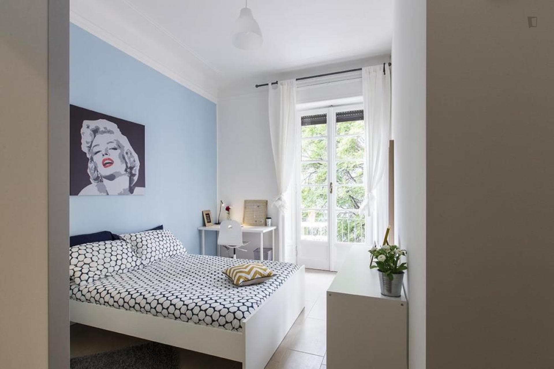 Cool double bedroom in a 3-bedroom apartment near Milano Lambrate train station photo 1