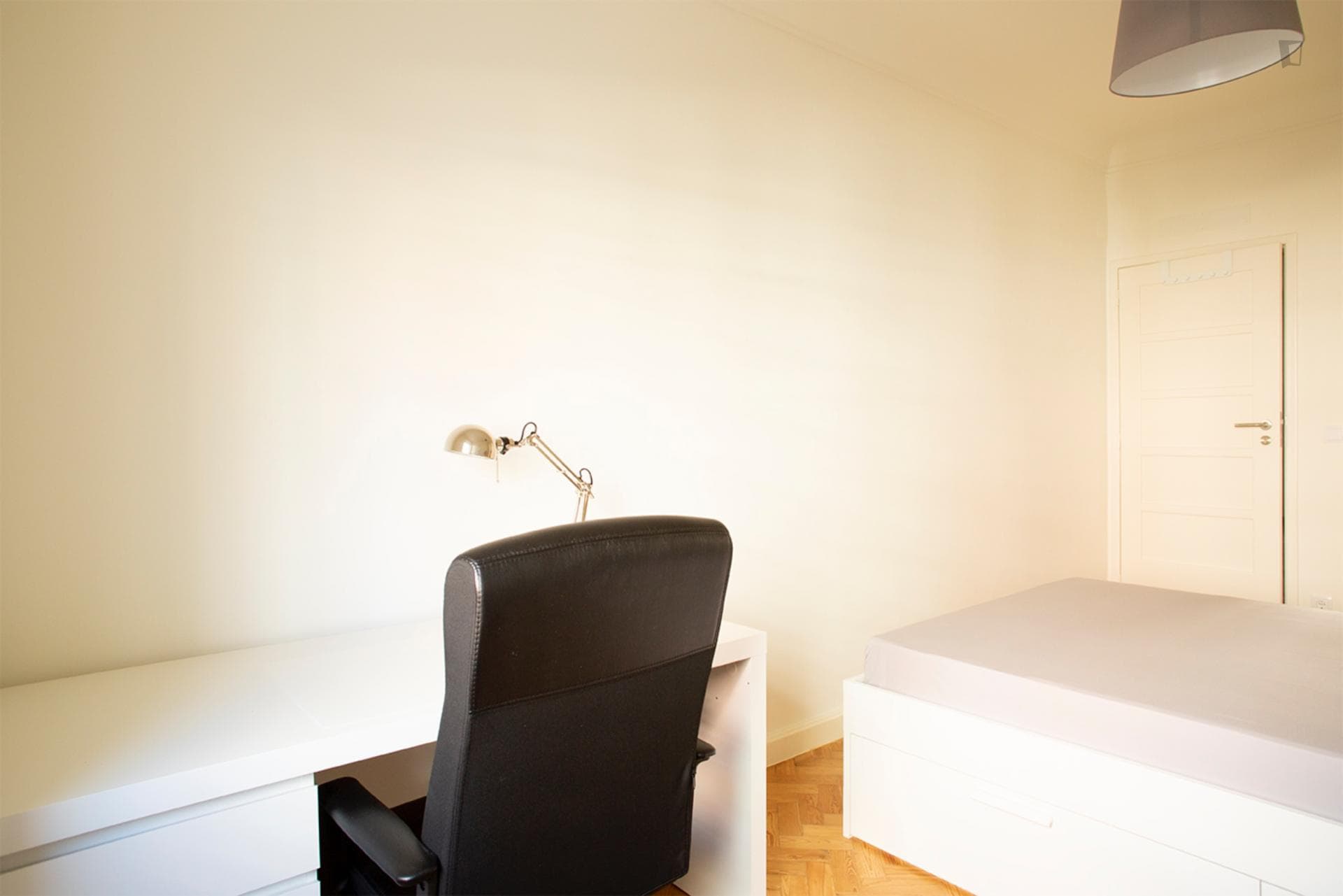 Bright double bedroom in Roma-Areeiro photo 1