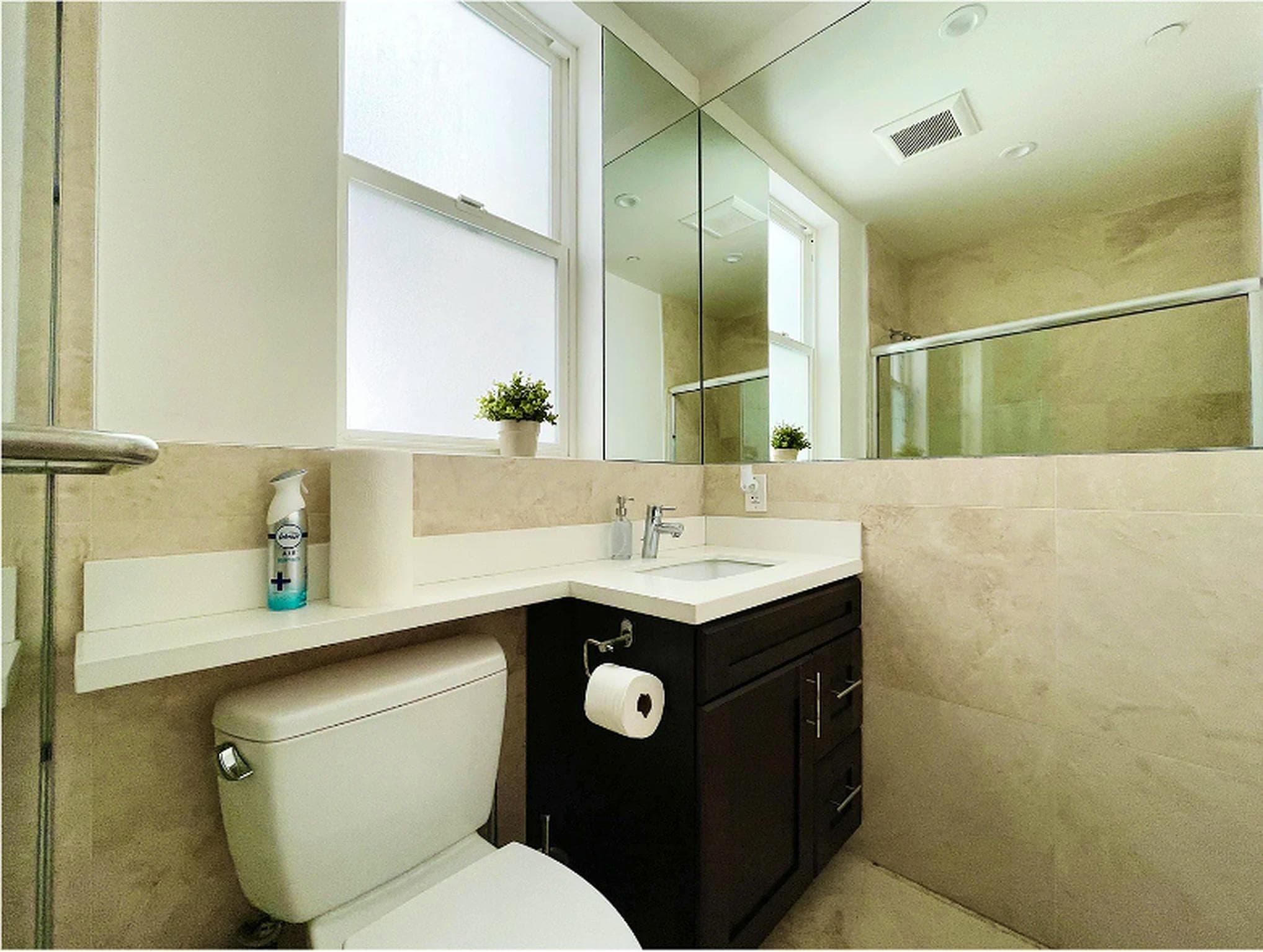 Stunning Bright Apt. photo 1