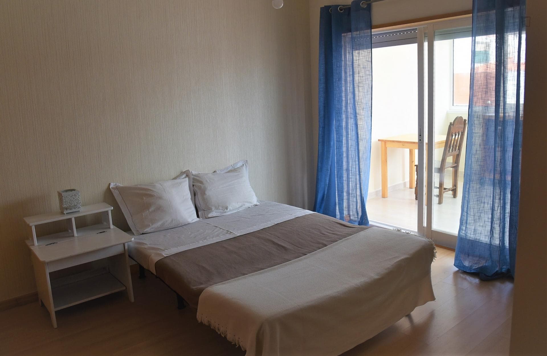 Fantastic double bedroom with private bathroom, kitchenet, office and balcony in Oeiras photo 1