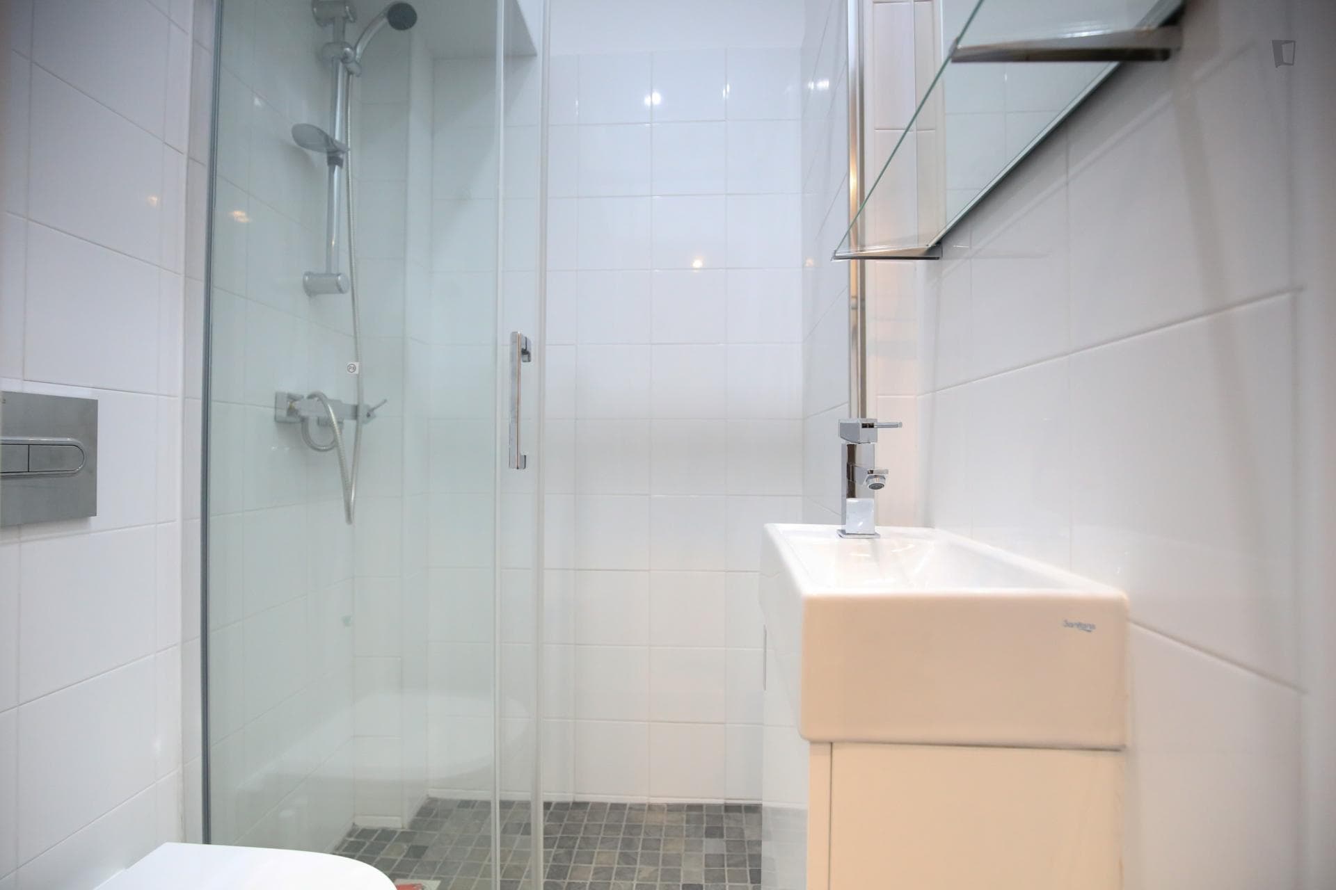 Single bedroom, with balcony, in 4-bedroom apartment photo 1