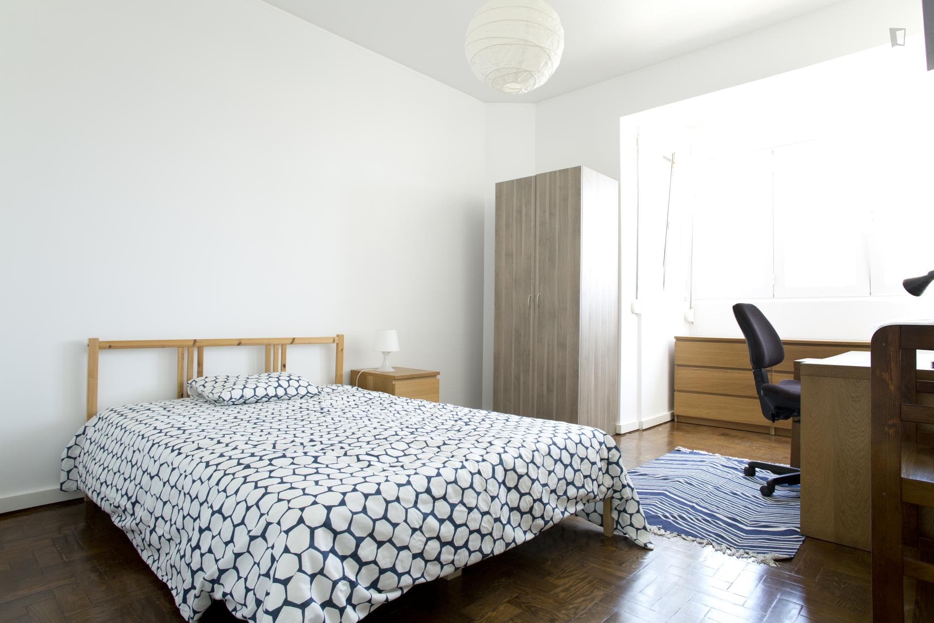 Bright double bedroom in Alvalade, near Alvalade metro station photo 1