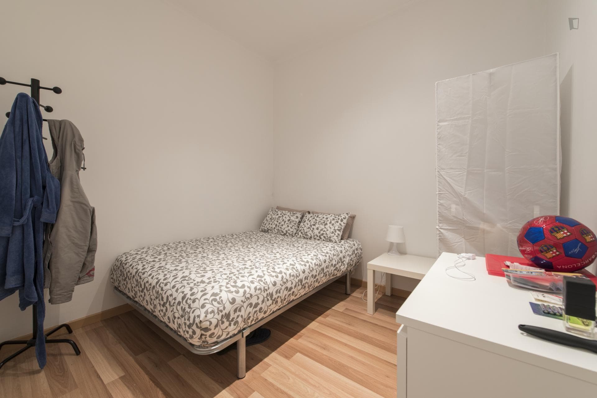 Snug double bedroom not far from Anjos metro station photo 1