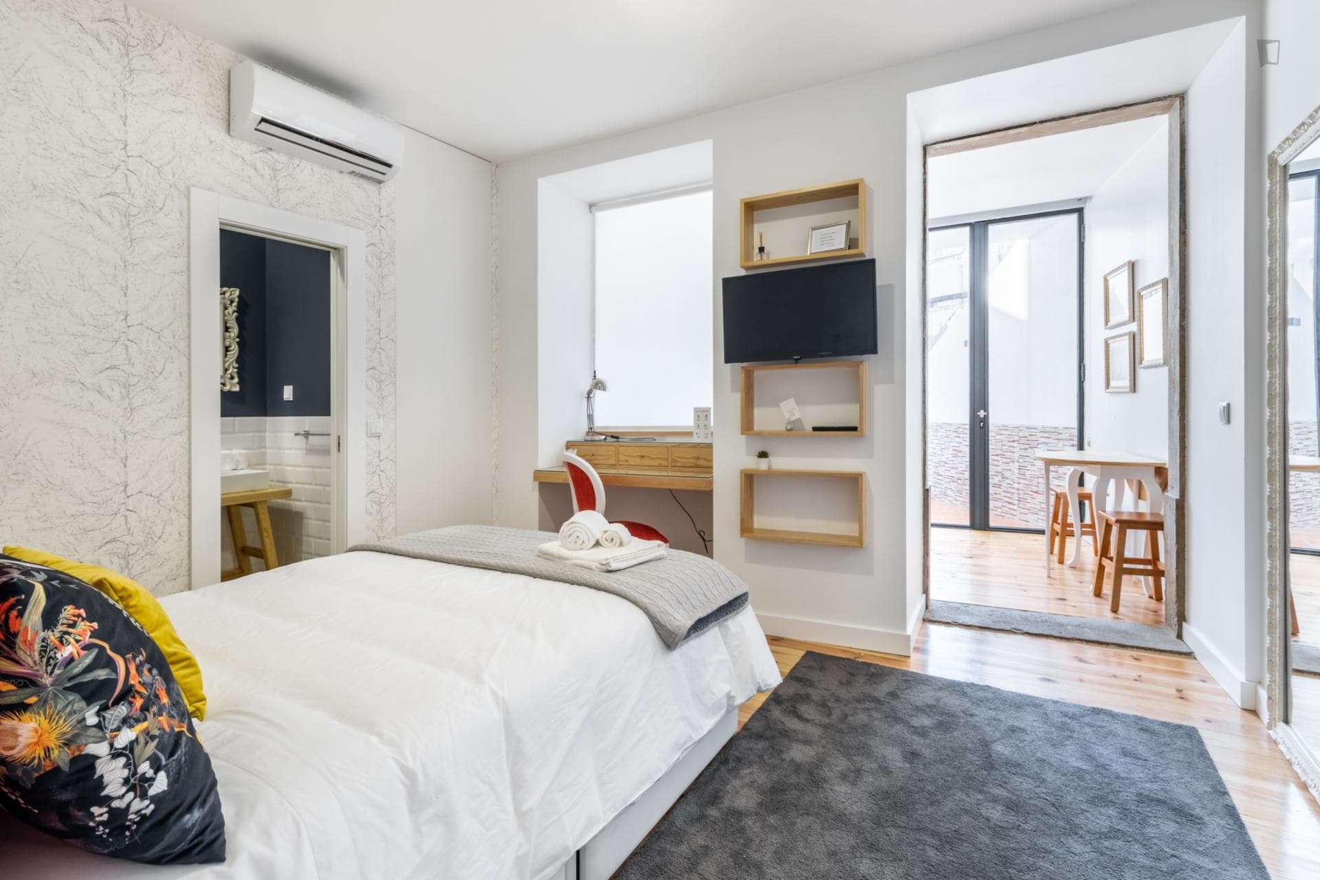 Beautiful and sunny studio in the downtown of Coimbra photo 1