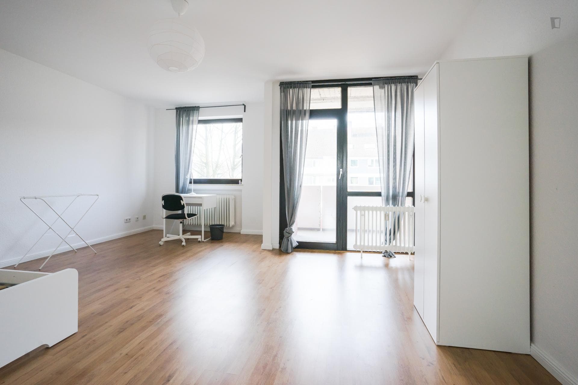 Wide single bedroom in a 4-bedroom apartment near Elbruchstraße train station photo 1