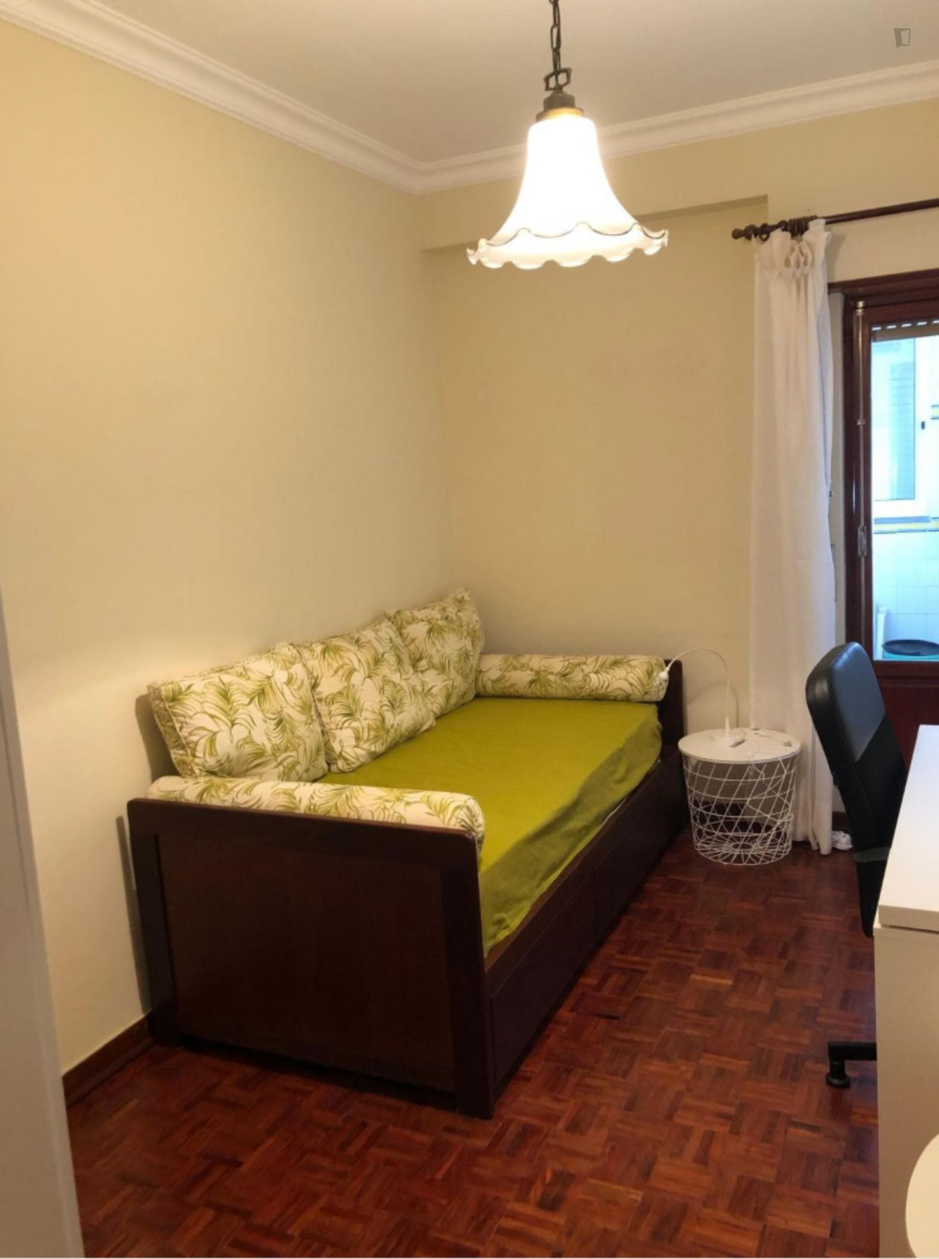 Cosy single bedroom in Carcavelos photo 1