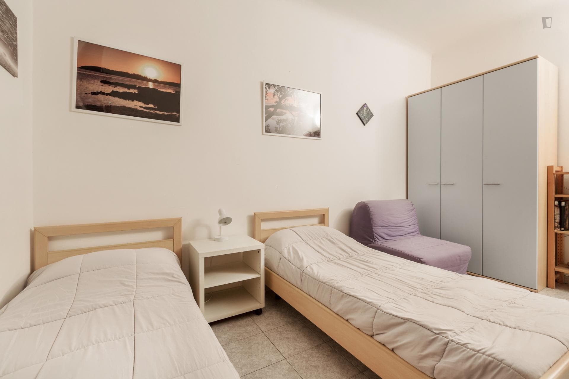 Single bed in twin bedroom photo 1