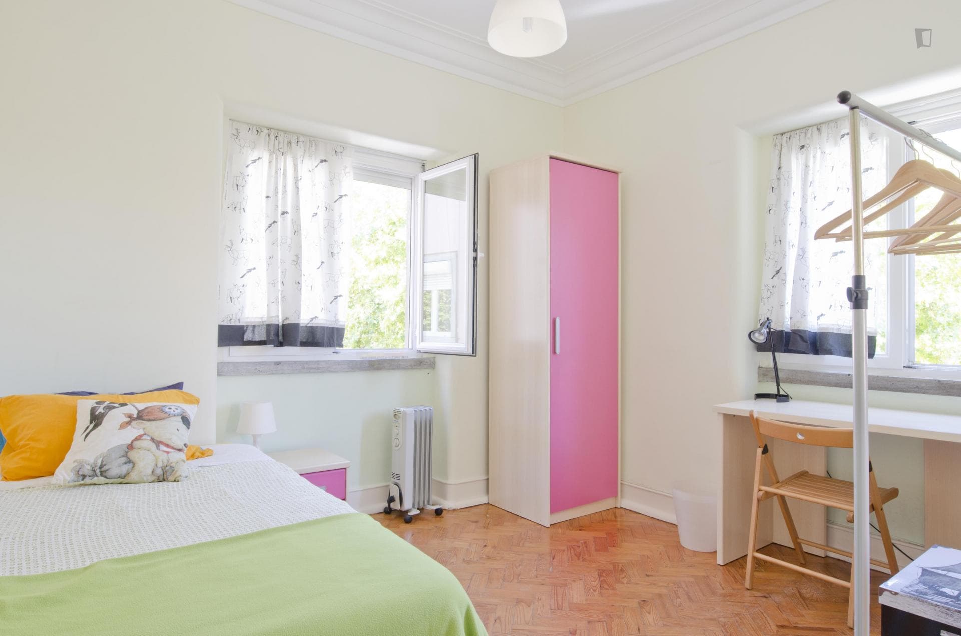Single Bedroom near the metro in great 5-bedroom apartment in Anjos area photo 1