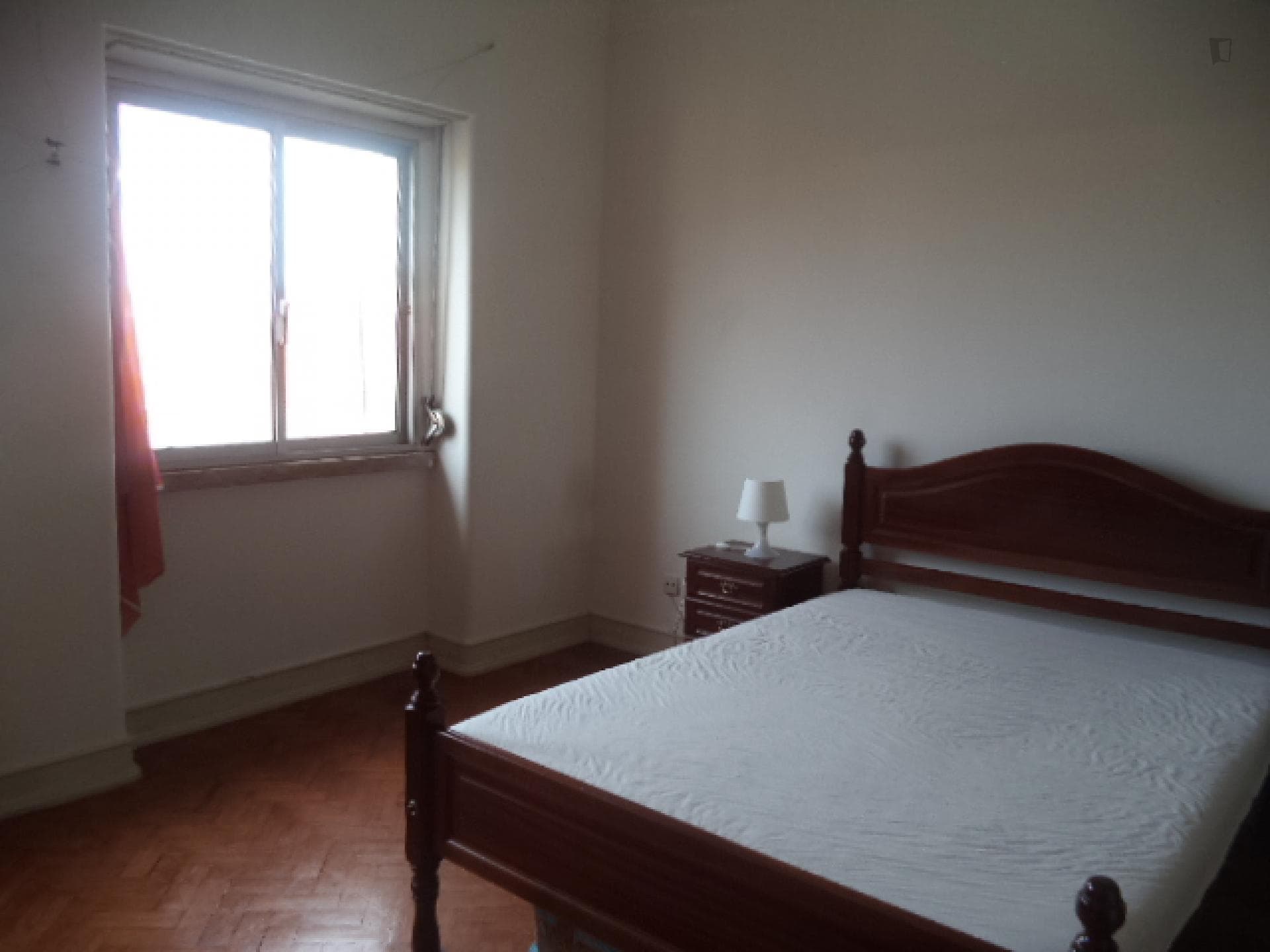Large double bedroom in spacious 5-bedroom flat in Alvalade photo 1