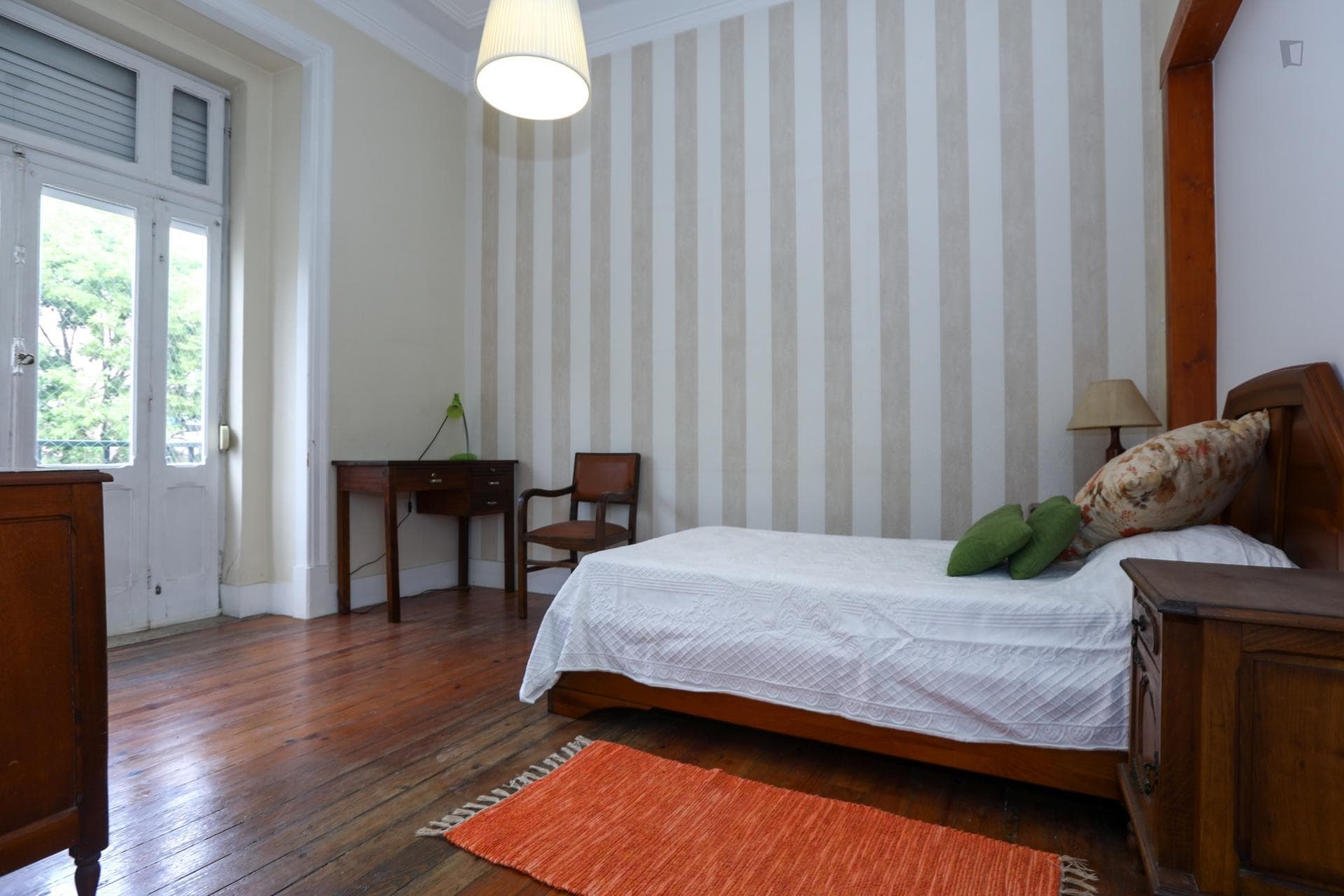 Comfortable single bedroom with a balcony, in Benfica photo 1